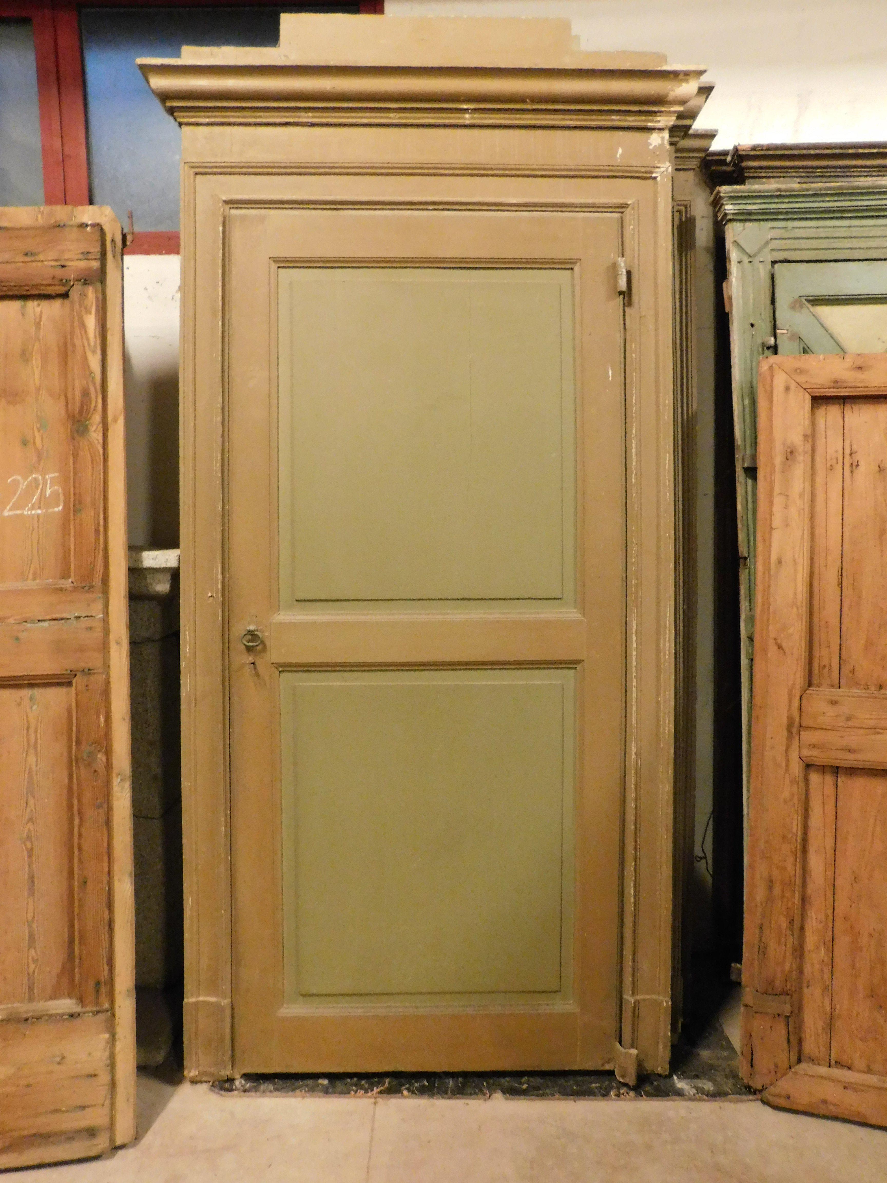 juego de 4 puertas de interior antiguas, de madera lacada en dos tonos, completas con marco original, todas de una hoja, con dos hojas, todas con apertura Pull. construidas en Italia para un palacio noble, en la época del siglo XVIII/XIX, ideales
