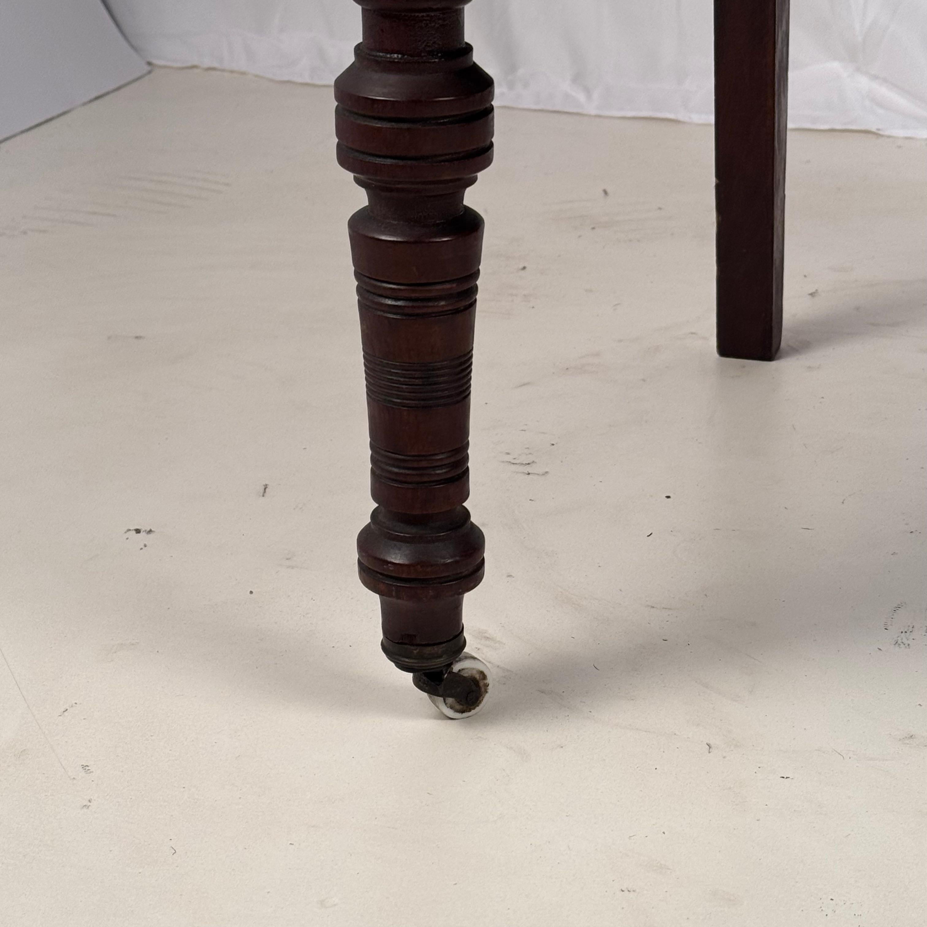 Set di 4 sedie da pranzo o da gioco vittoriane intricatamente intagliate del movimento Eastlake in vendita 4