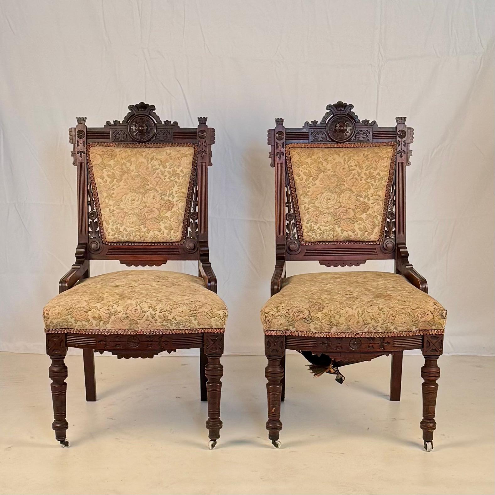Set di 4 sedie da pranzo o da gioco vittoriane intricatamente intagliate del movimento Eastlake in vendita 5