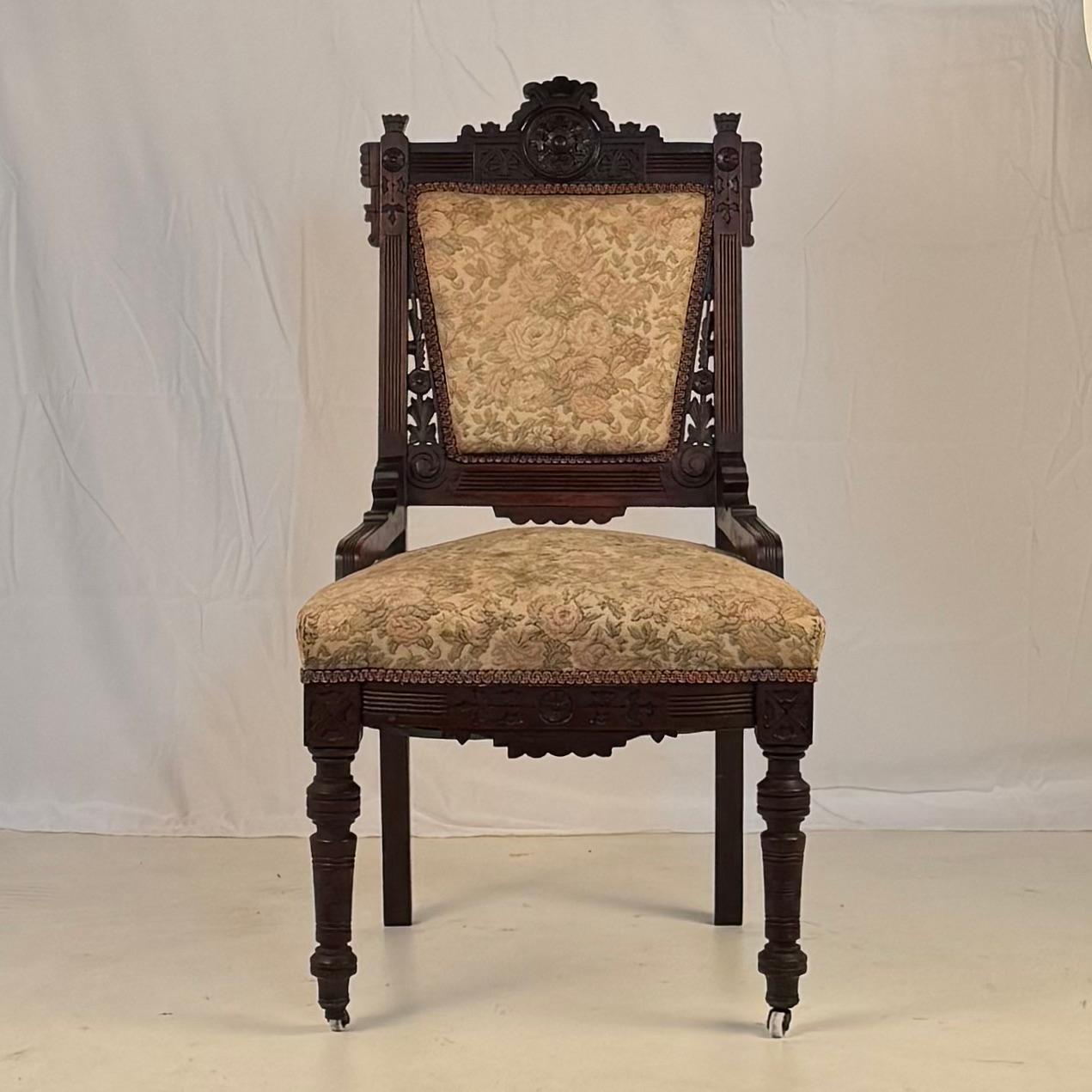 Americano Set di 4 sedie da pranzo o da gioco vittoriane intricatamente intagliate del movimento Eastlake in vendita