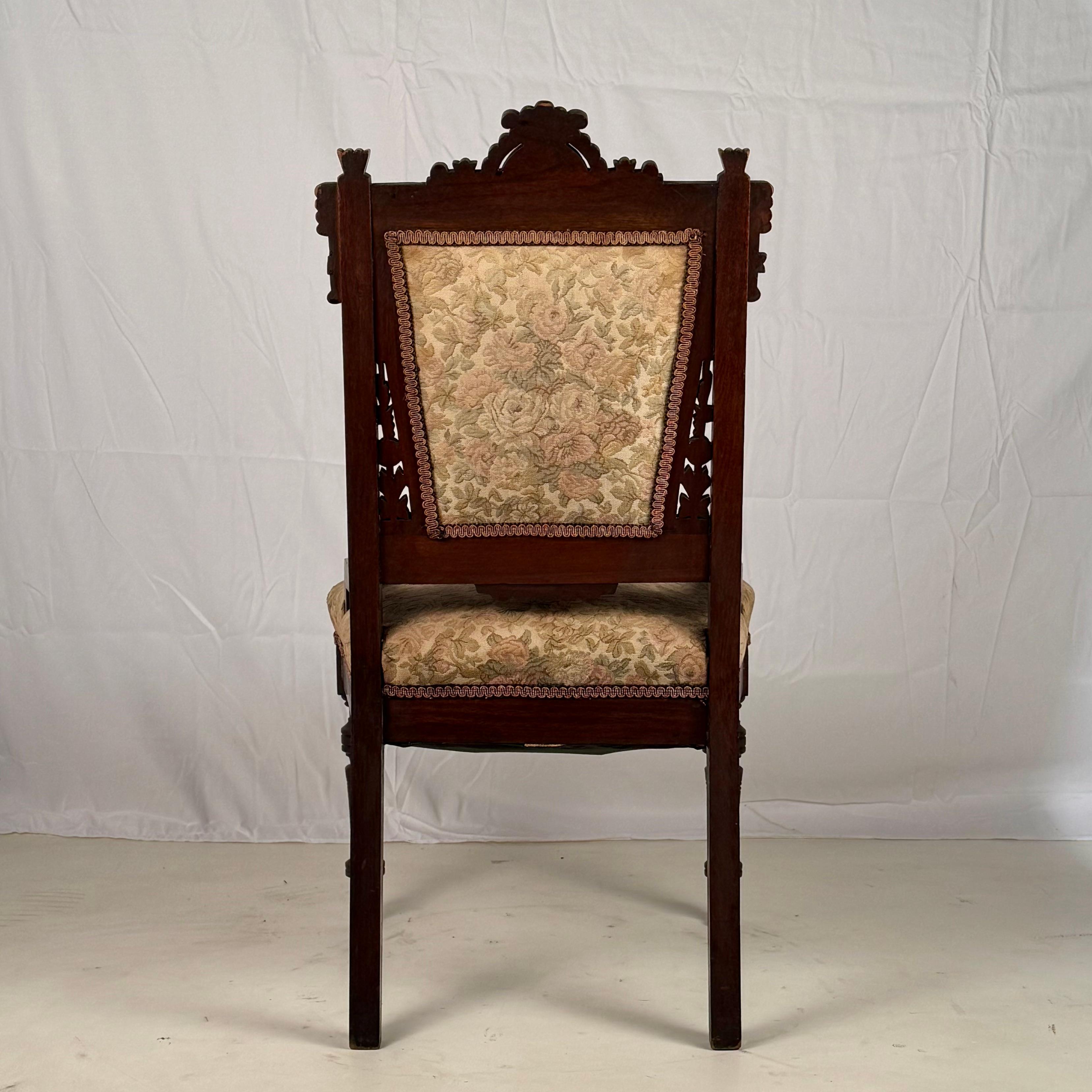 Noce Set di 4 sedie da pranzo o da gioco vittoriane intricatamente intagliate del movimento Eastlake in vendita