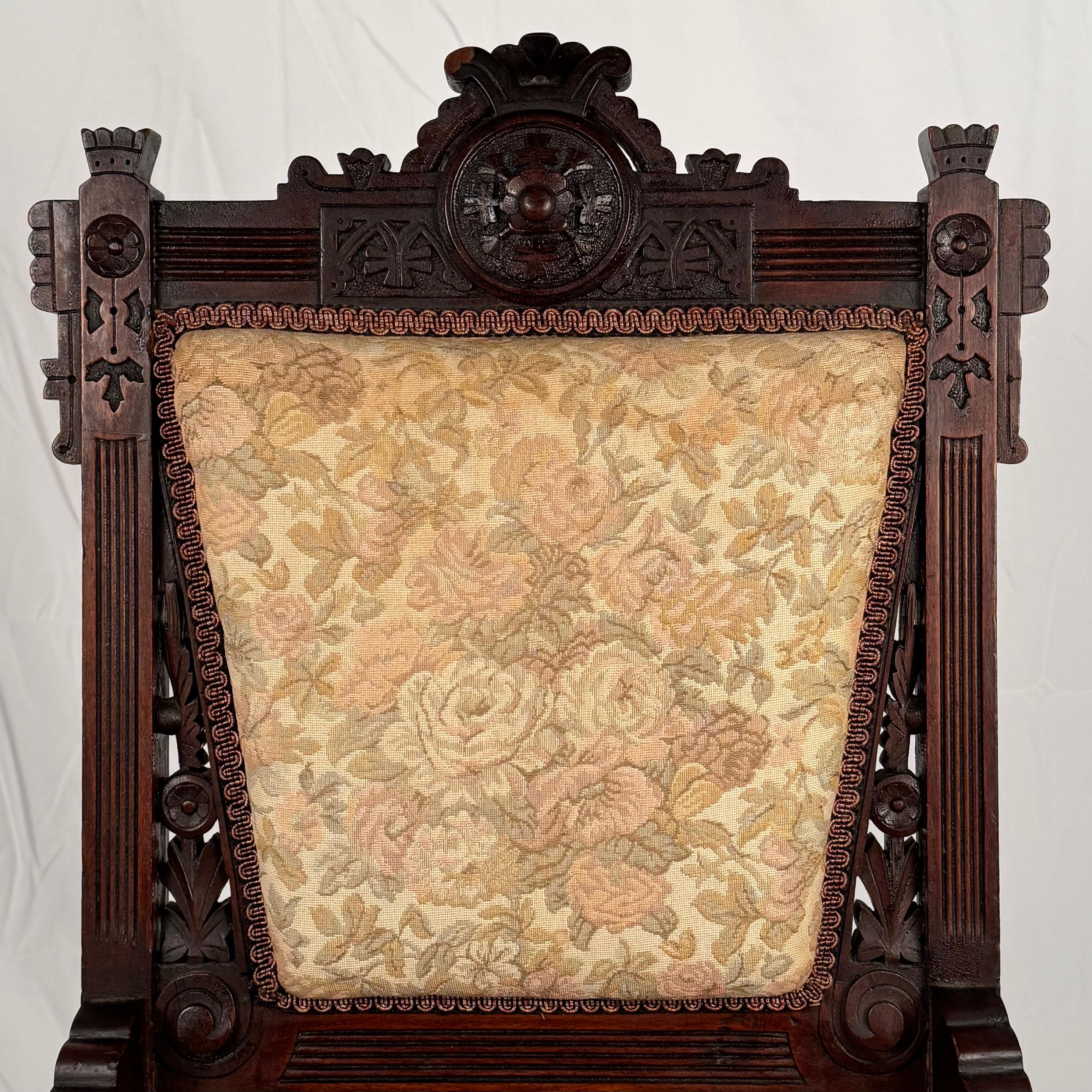 Set di 4 sedie da pranzo o da gioco vittoriane intricatamente intagliate del movimento Eastlake in vendita 1