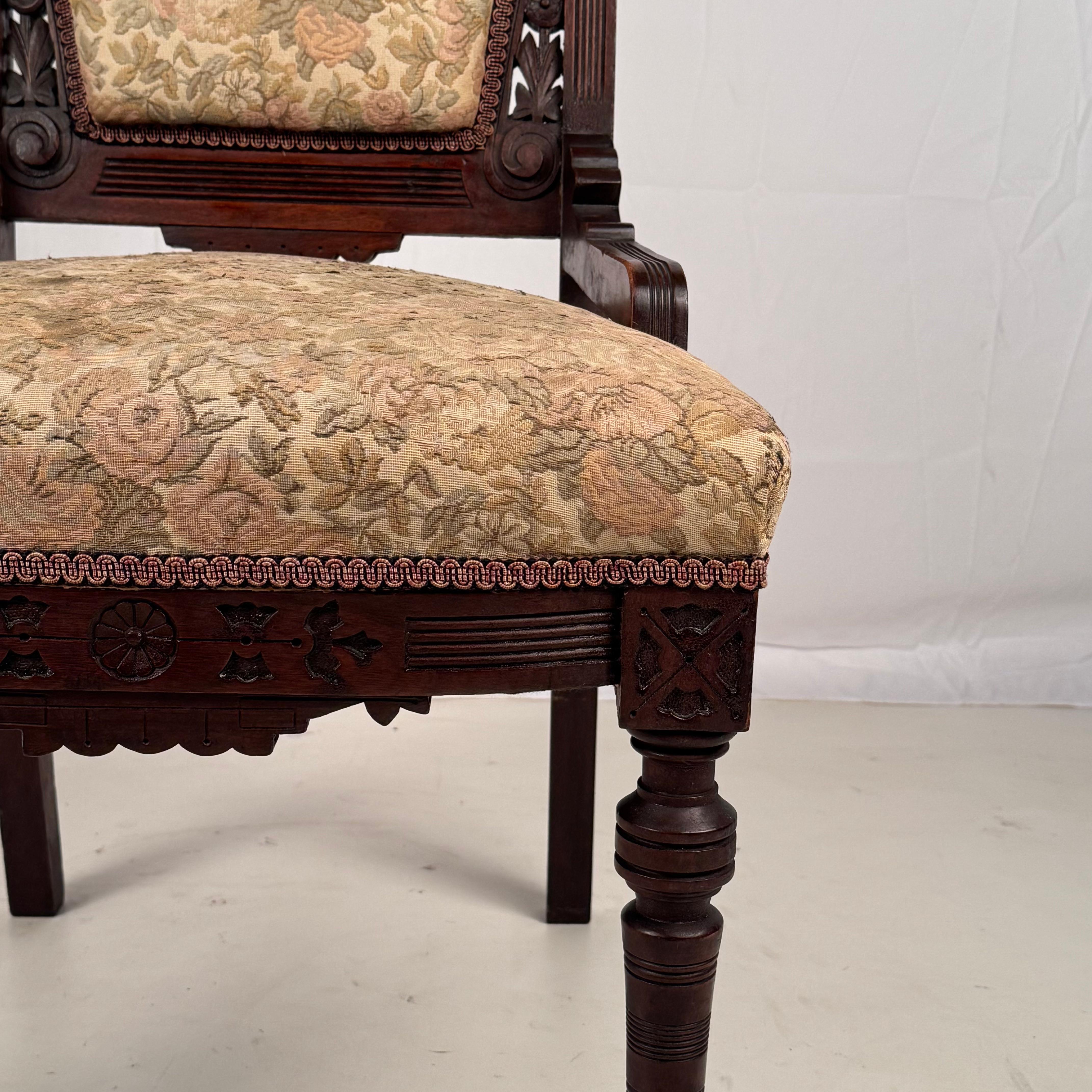 Set di 4 sedie da pranzo o da gioco vittoriane intricatamente intagliate del movimento Eastlake in vendita 3