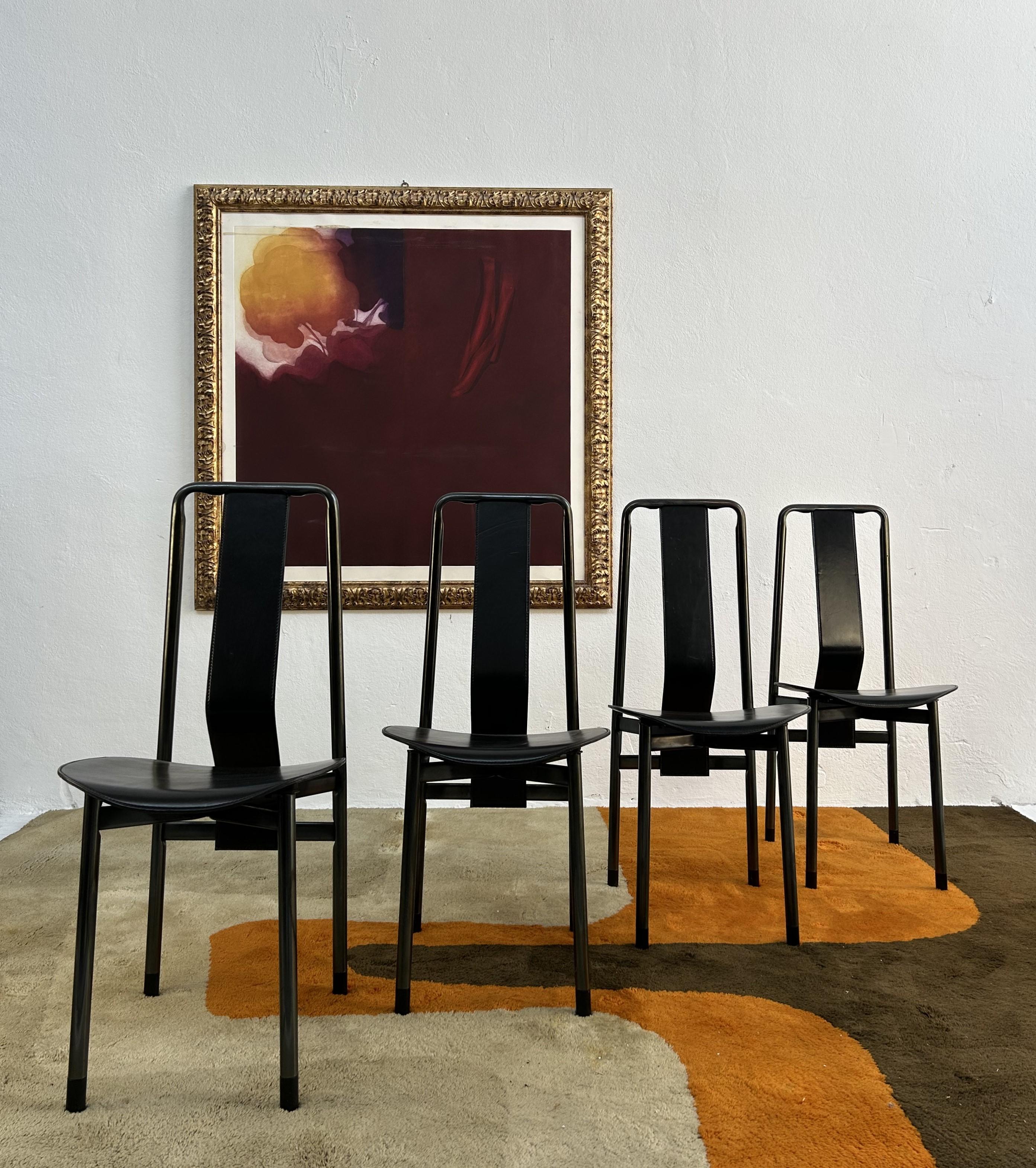 La chaise Irma, créée en 1979 par le célèbre designer italien Achille Castiglioni pour Zanotta, témoigne de l'esprit d'innovation du design italien. Cette chaise se caractérise par son orientation industrielle et ergonomique, avec un cadre en acier