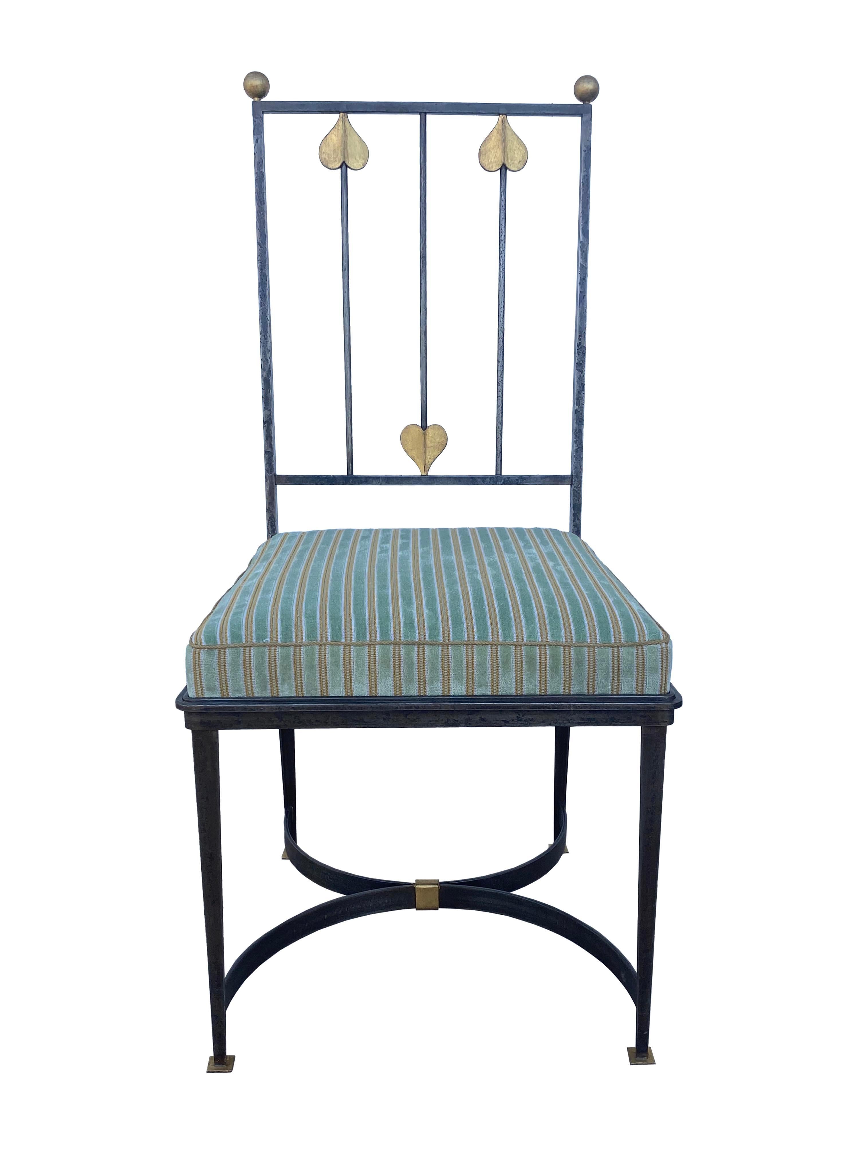 Eleva il tuo spazio con questo splendido set di quattro sedie laterali in ferro, ognuna delle quali rappresenta una miscela unica di eleganza e design contemporaneo. Realizzate con una robusta struttura in ferro nero, queste sedie presentano
