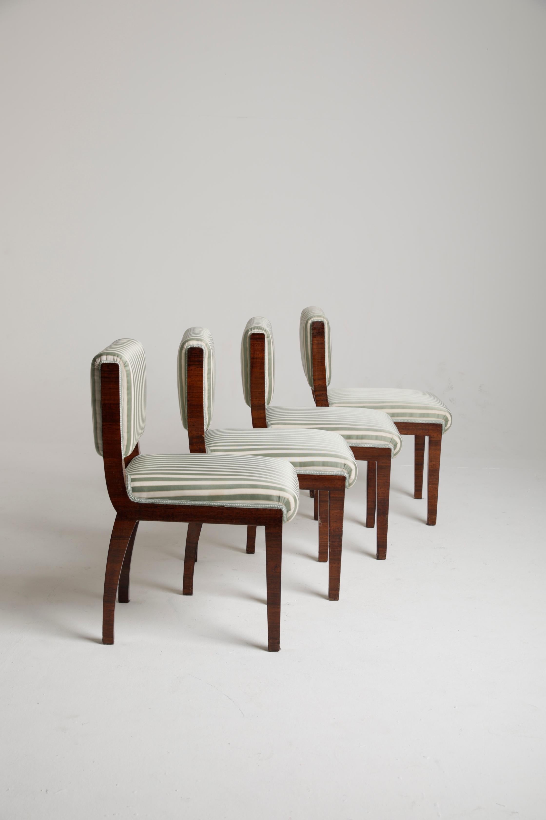 4 Stühle im Art Déco-Stil aus Holz und Stoff aus einer bedeutenden italienischen Villa, die dem berühmten italienischen Architekten und Designer Melchiorre BEGA zuzuschreiben ist. Es handelt sich um ein wirklich raffiniertes Set, das sich gut in