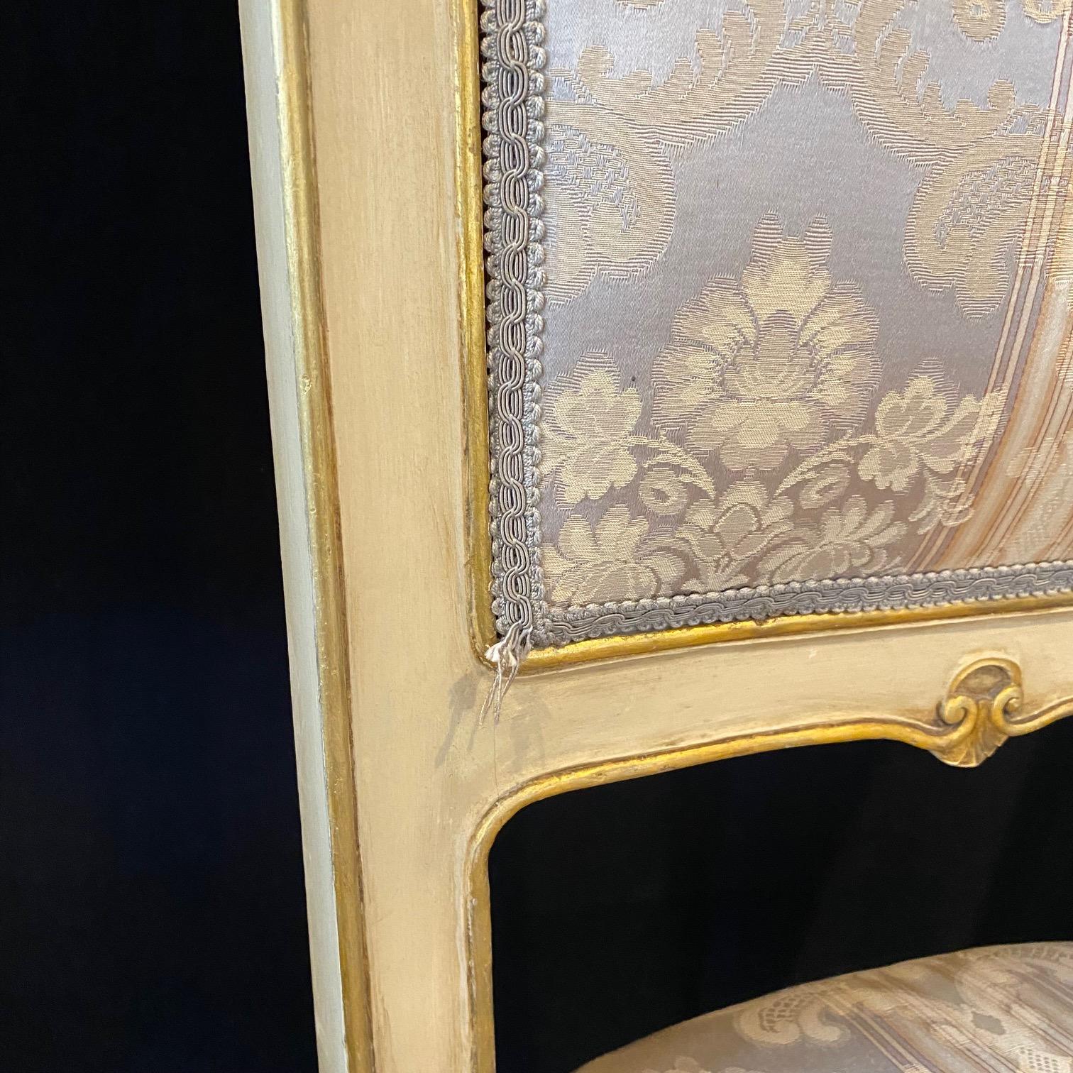 Ensemble italien de 4 chaises de salle à manger Art Nouveau peintes en or doré et crème en vente 5