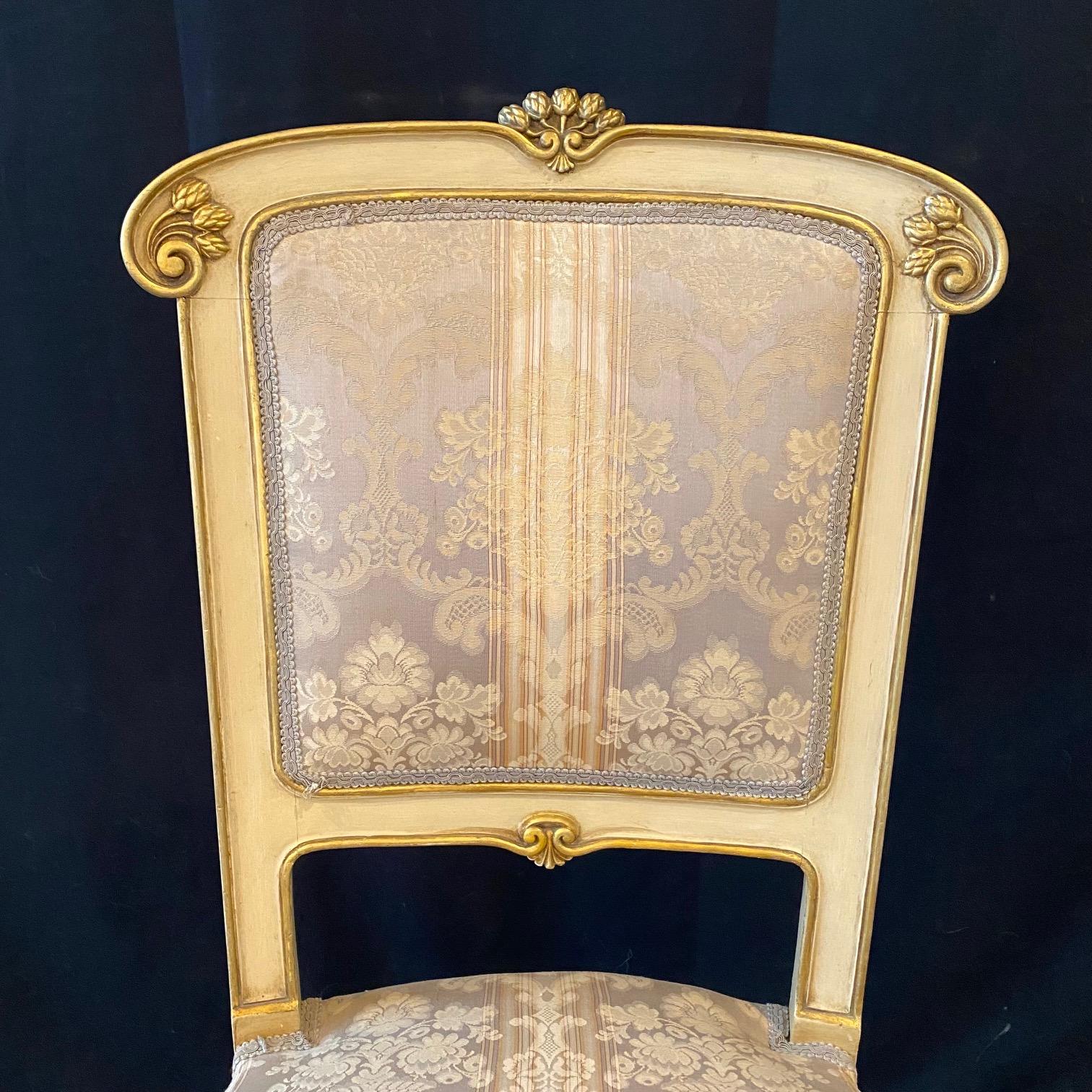 Ensemble italien de 4 chaises de salle à manger Art Nouveau peintes en or doré et crème en vente 7
