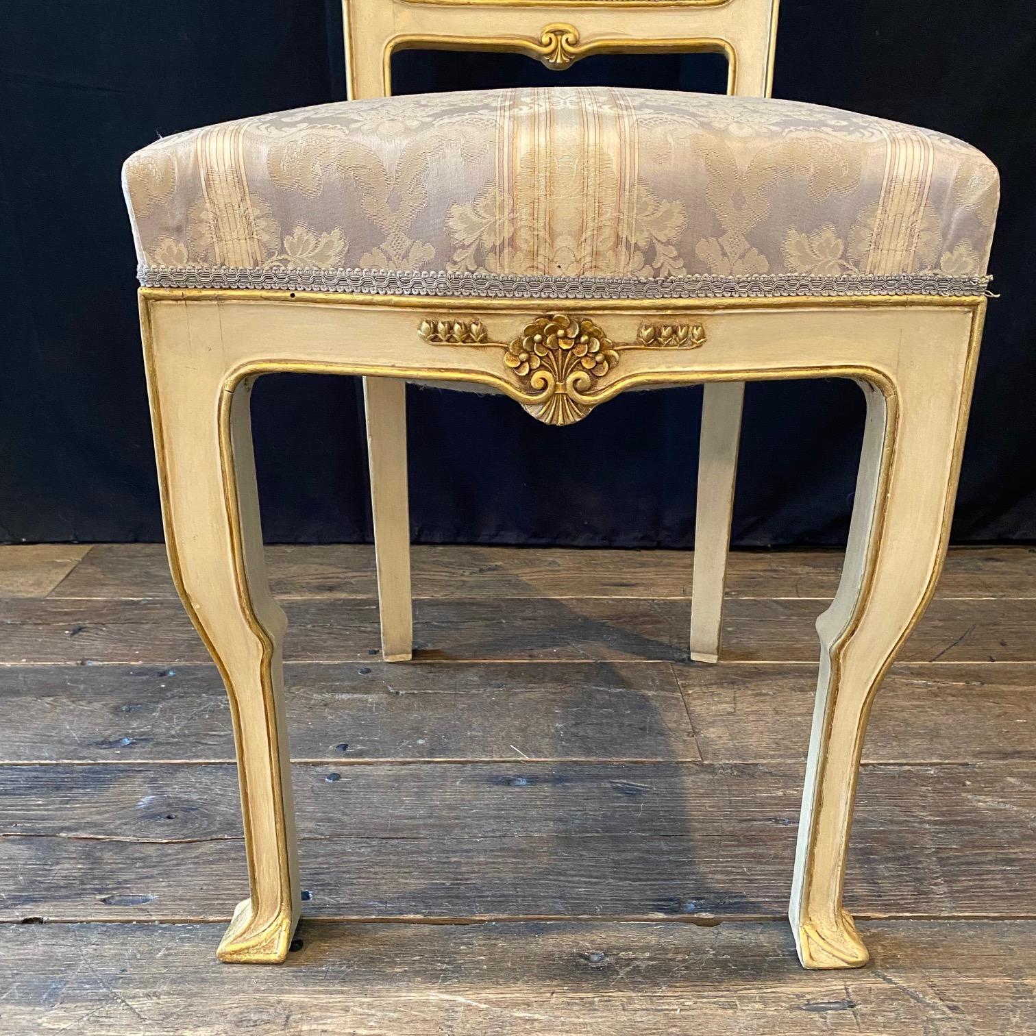 Ensemble italien de 4 chaises de salle à manger Art Nouveau peintes en or doré et crème en vente 9