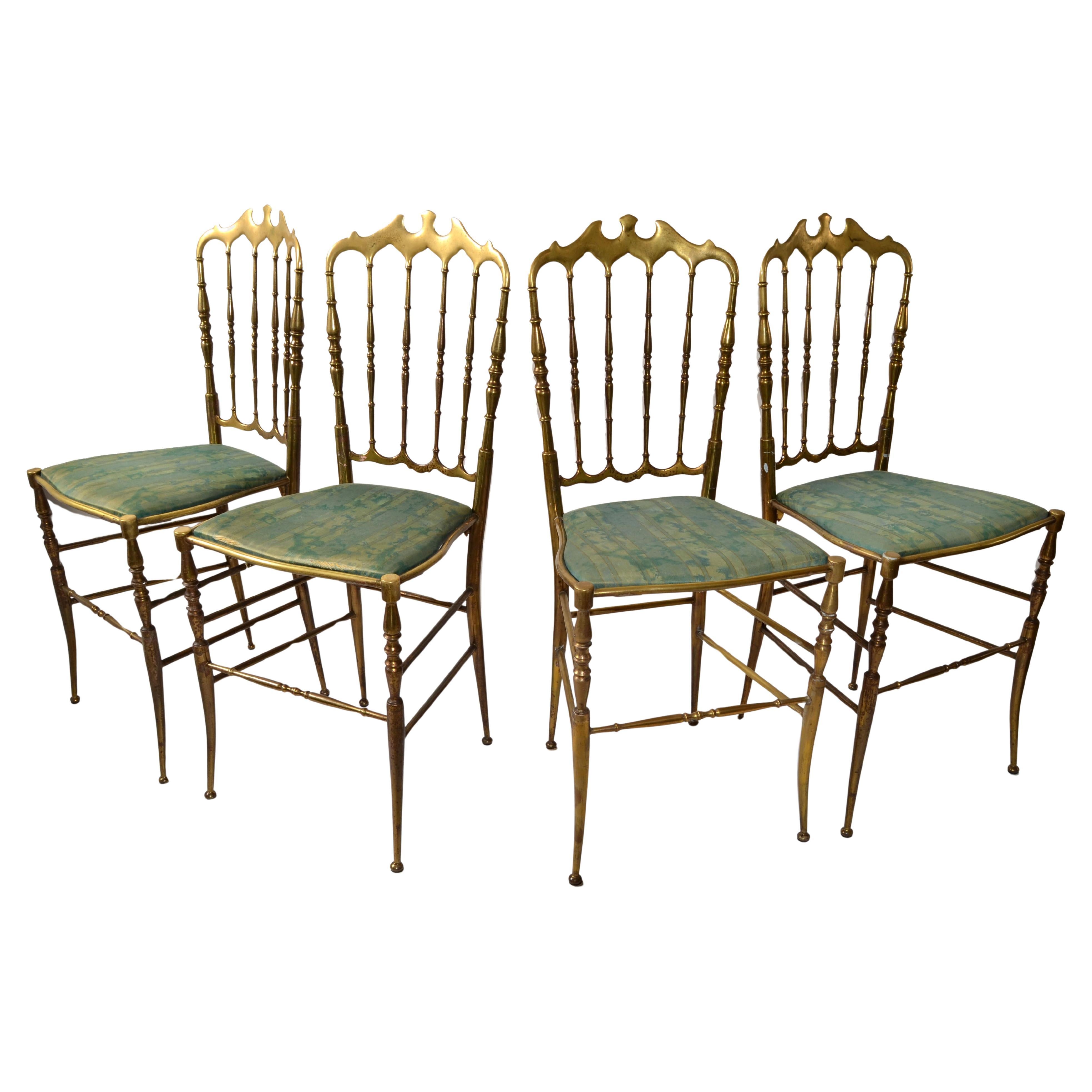 Set di quattro sedie da pranzo o da fianco di Chiavari in bronzo con tappezzeria originale in Greene & Greene.
Provengono dall'Italia e sono nel classico stile Grand Tour, realizzate circa nel 1950.
In buone condizioni originali, bronzo pesante con