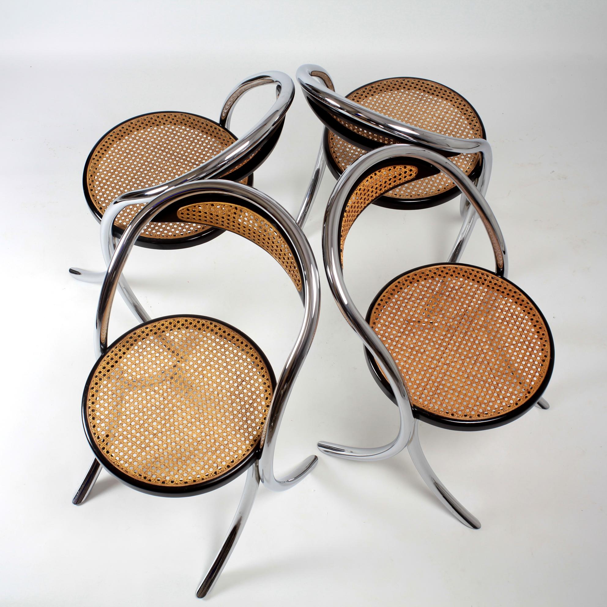 Rare et originale chaise italienne de forme incurvée des années 1970 avec assise et dossier en bois et canne laqués noir et structure chromée. Minimaliste et solide. Très bon état vintage.