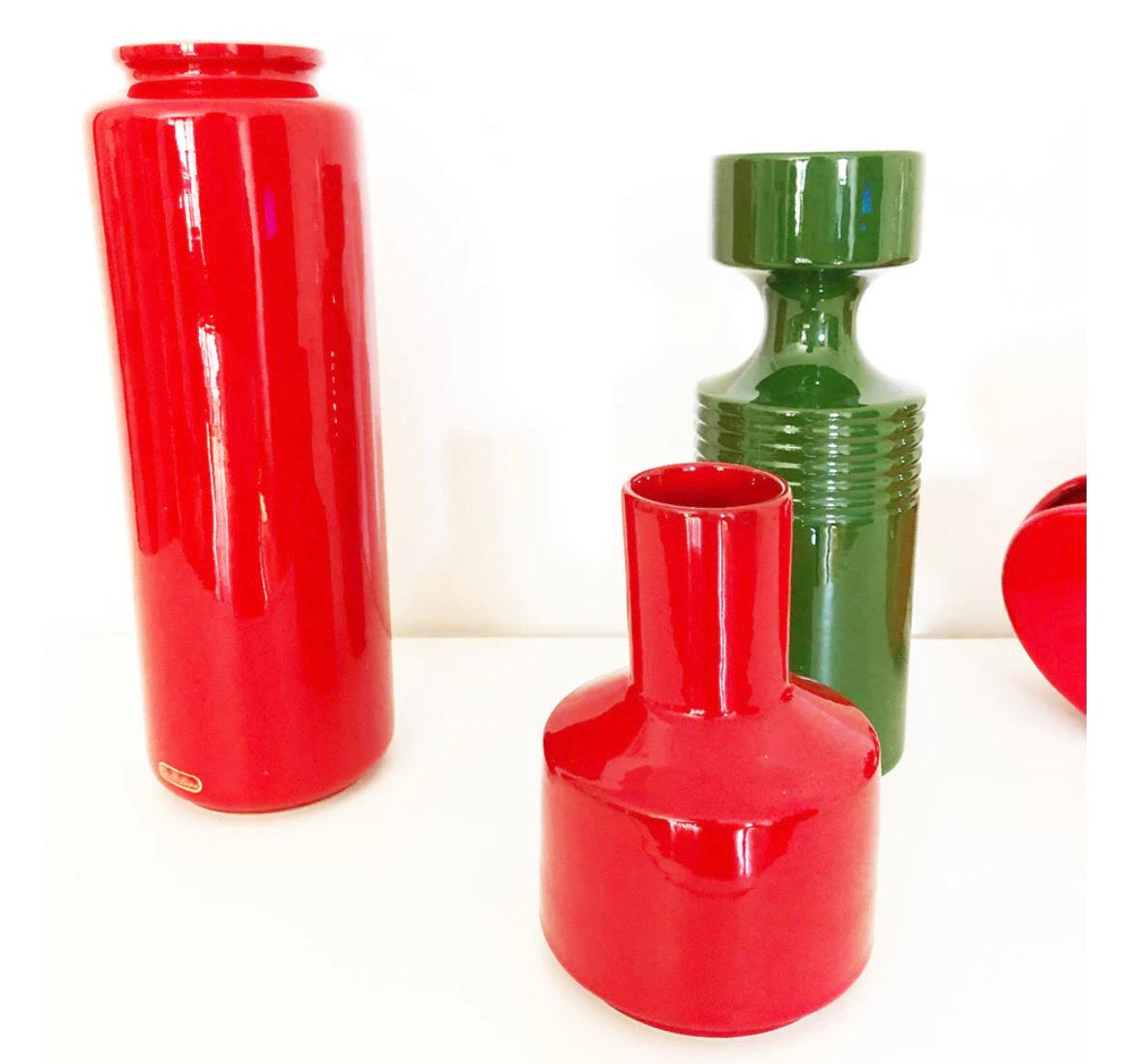 Set 4 Ceramiche Italiane vintage 1970 -Art-

Anno: 1970 circa

Condizioni: Perfette, Integri, vaso alto firmato Enzo De Gasperi, vaso rosso curvo firmato Sartori Ceramiche, gli altri due non presentano firme

Colori: Rosso, Verde

Misure: Cm