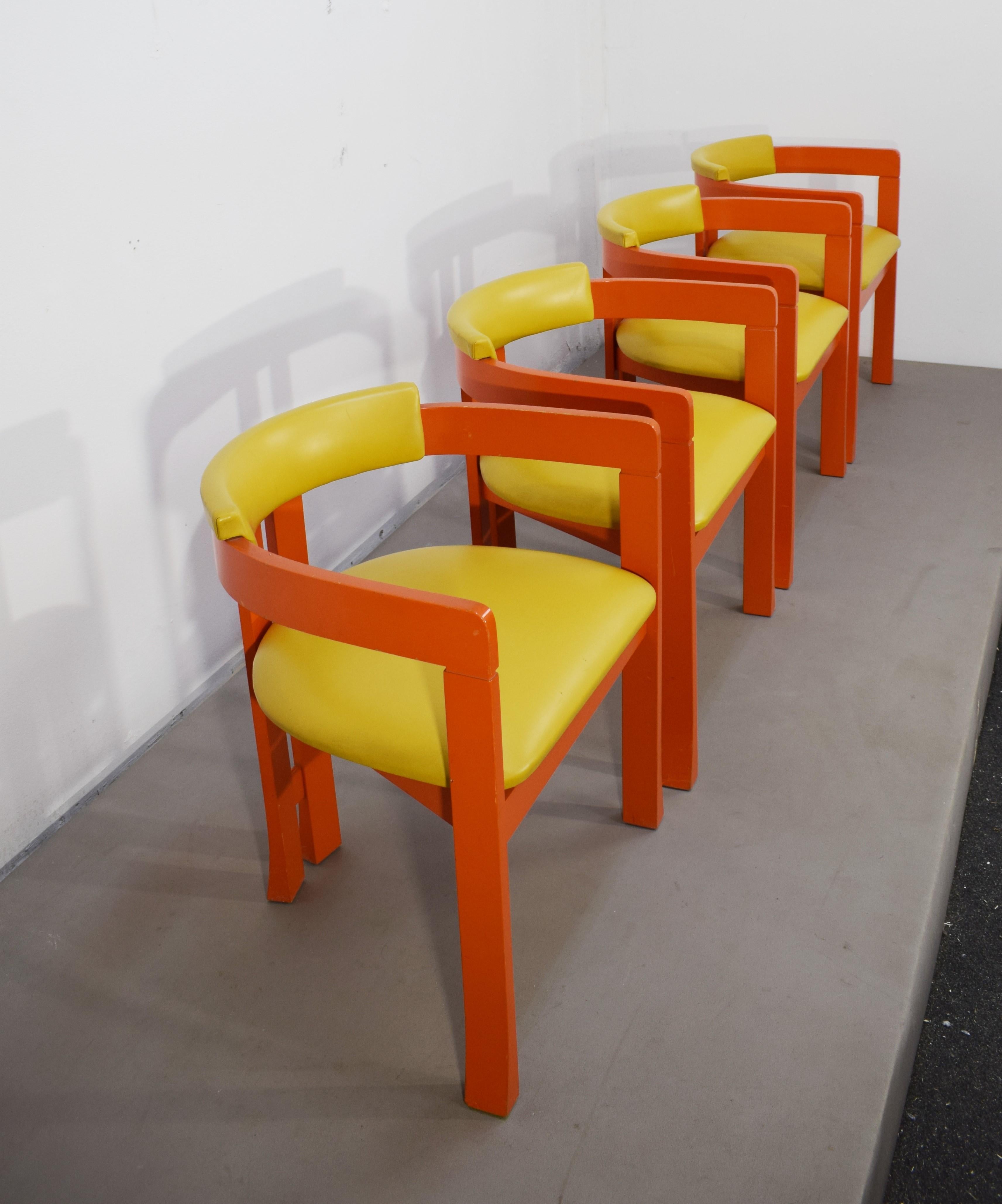 Ensemble de 4 chaises italiennes, Pi  Style grec, années 1960.
Dimensions : H= 66 cm ; L=57 cm ; P= 46 cm ; siège H= 42 cm. 
