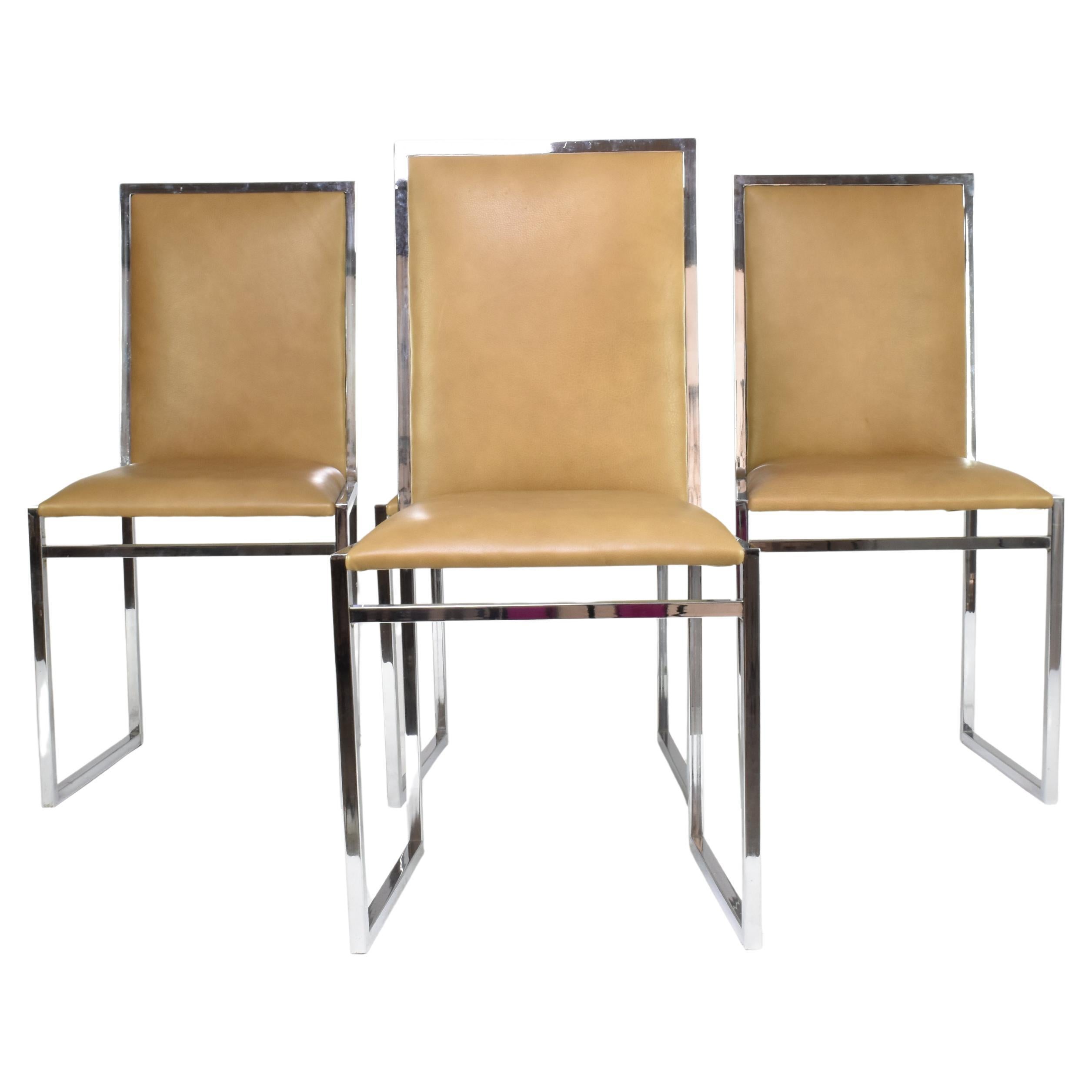 Un conjunto de cuatro sillas de comedor italianas que encarna la intersección del diseño minimalista y la artesanía de lujo de los años setenta. Con una estructura de cromo plateado, las sillas se complementan a la perfección con su tapicería de