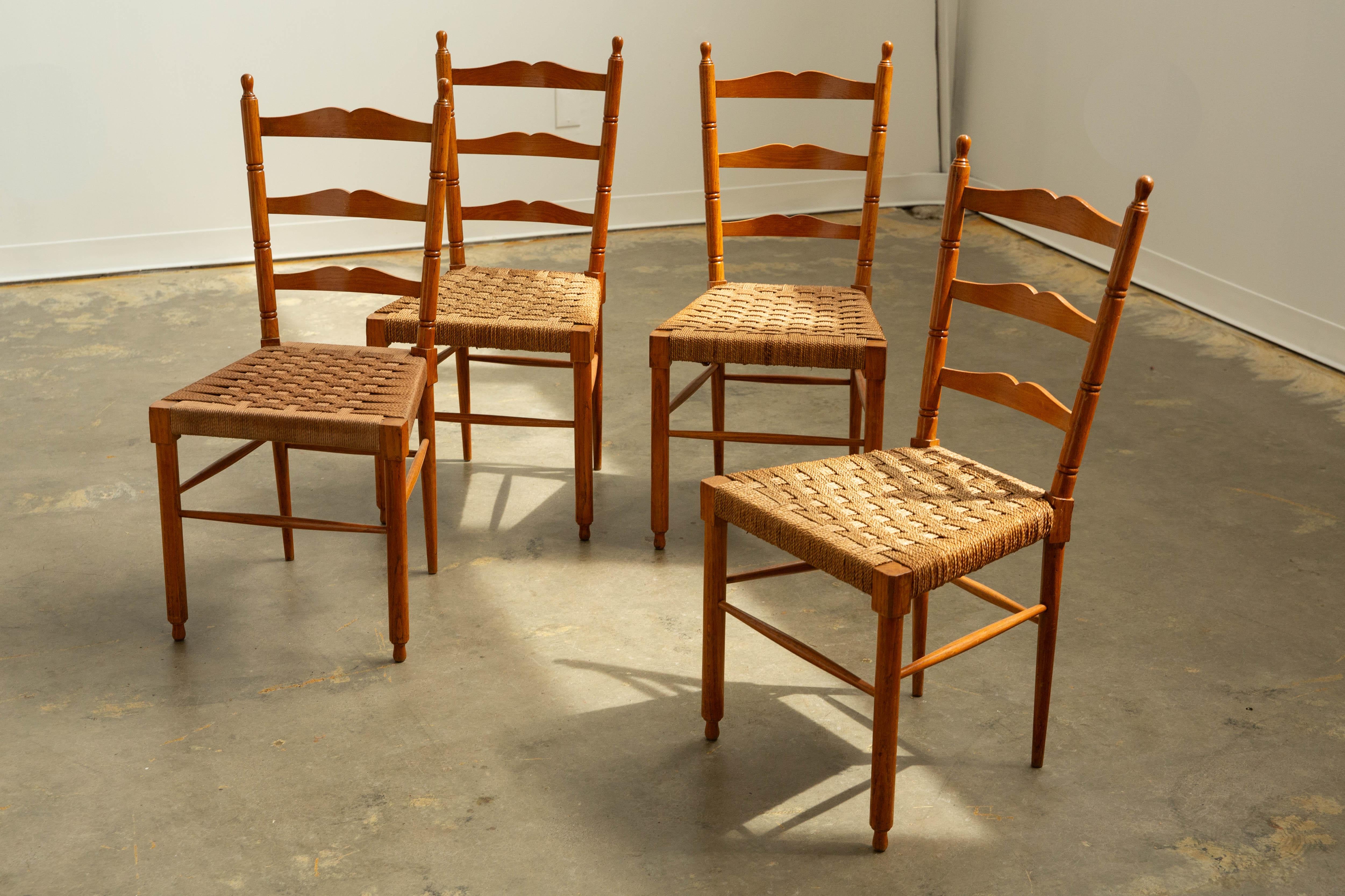 Vintage Mid-Century Modern set of 4 Italian corded jute dining chairs with ladder back. Un design élégant et un beau style minimaliste. L'assise de toutes les chaises est en très bon état, une chaise a été retissée avec une fibre légèrement plus