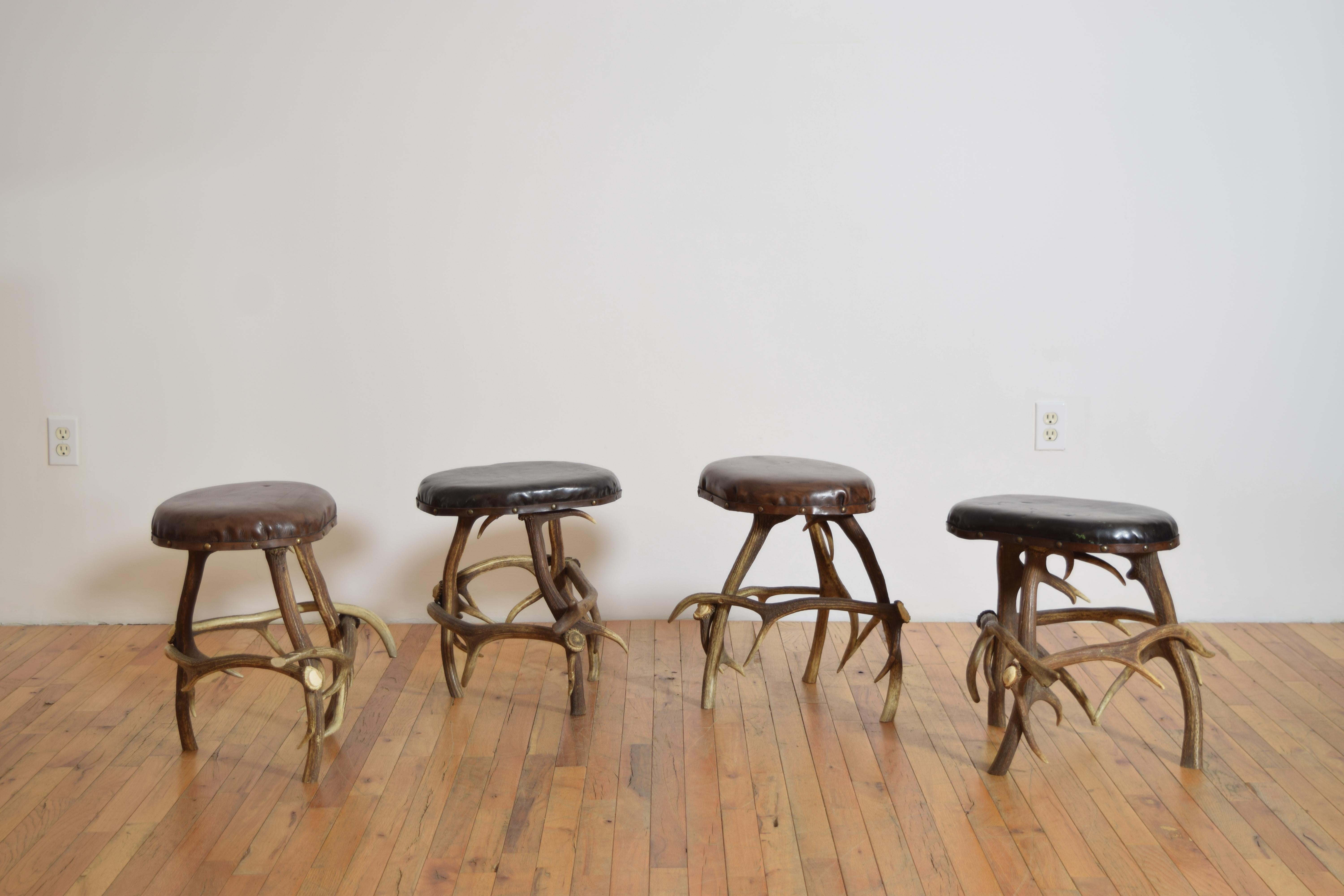 Set di 4 panche italiane imbottite in pelle e corno di cervo, inizio XX secolo In condizioni buone in vendita a Atlanta, GA