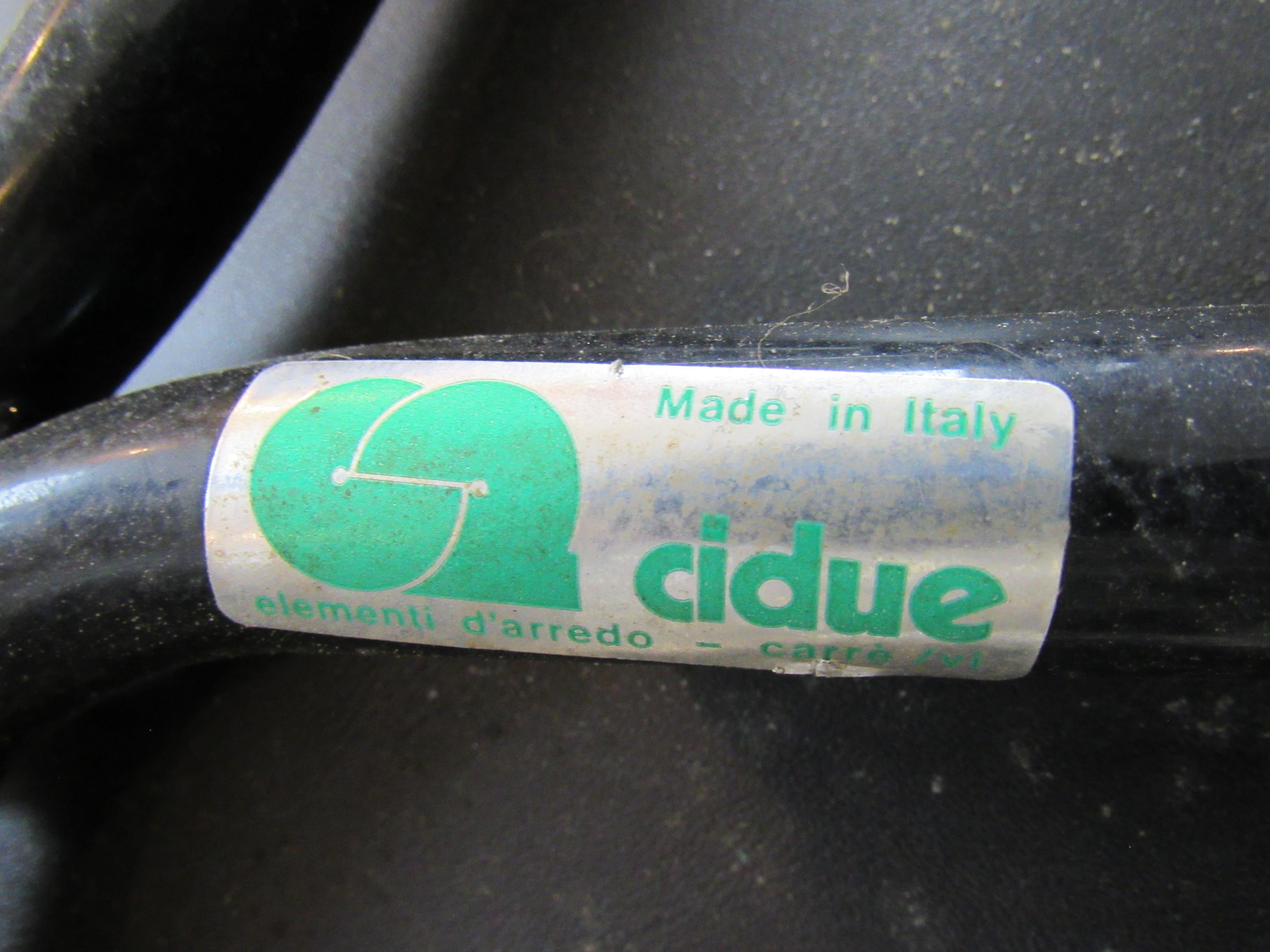 Satz von 4 italienischen Esszimmerstühlen von Cidue im Angebot 13