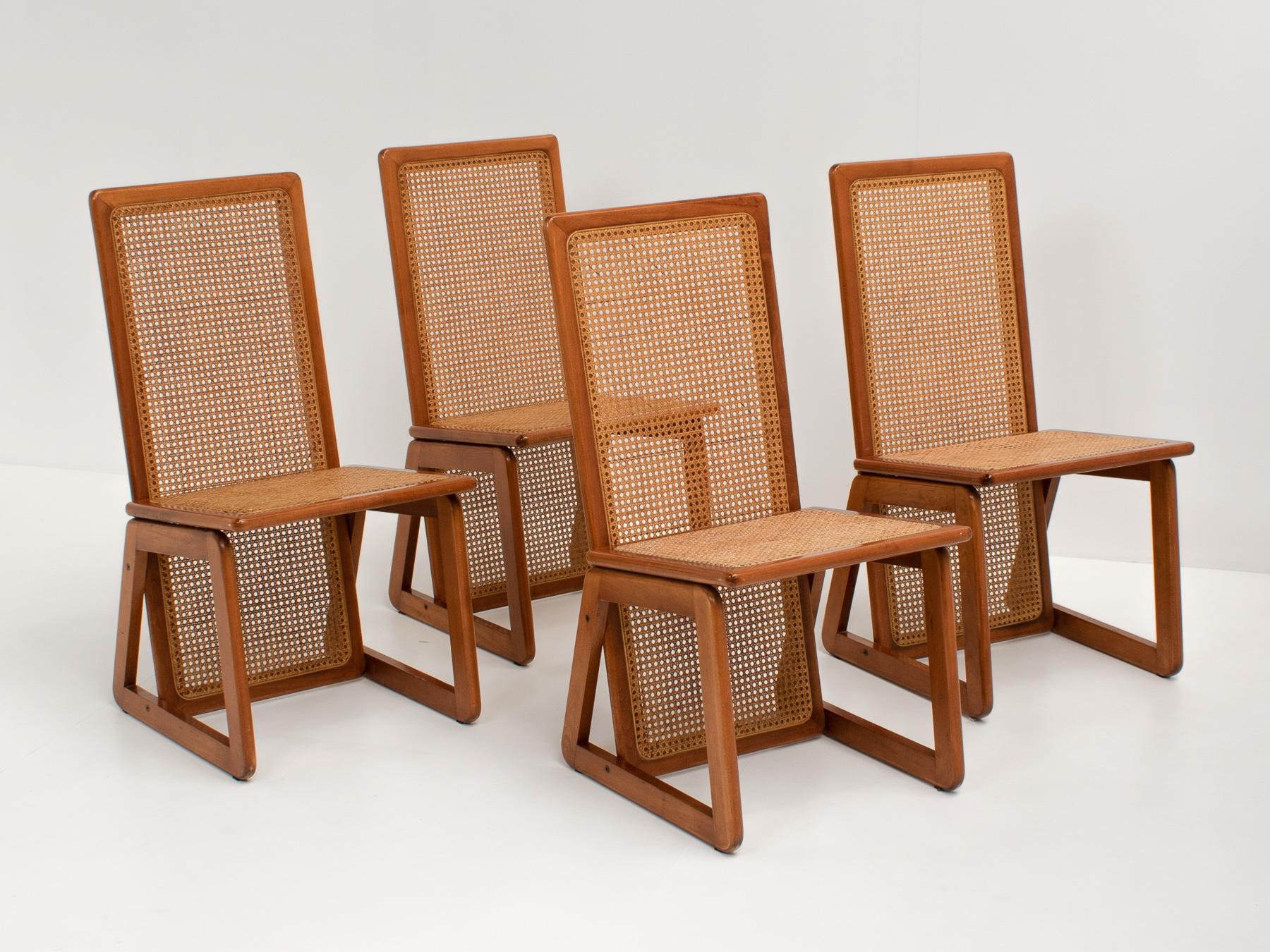 Moderne Ensemble de 4 chaises de salle à manger italiennes à haut dossier en bois et rotin, années 1970 en vente