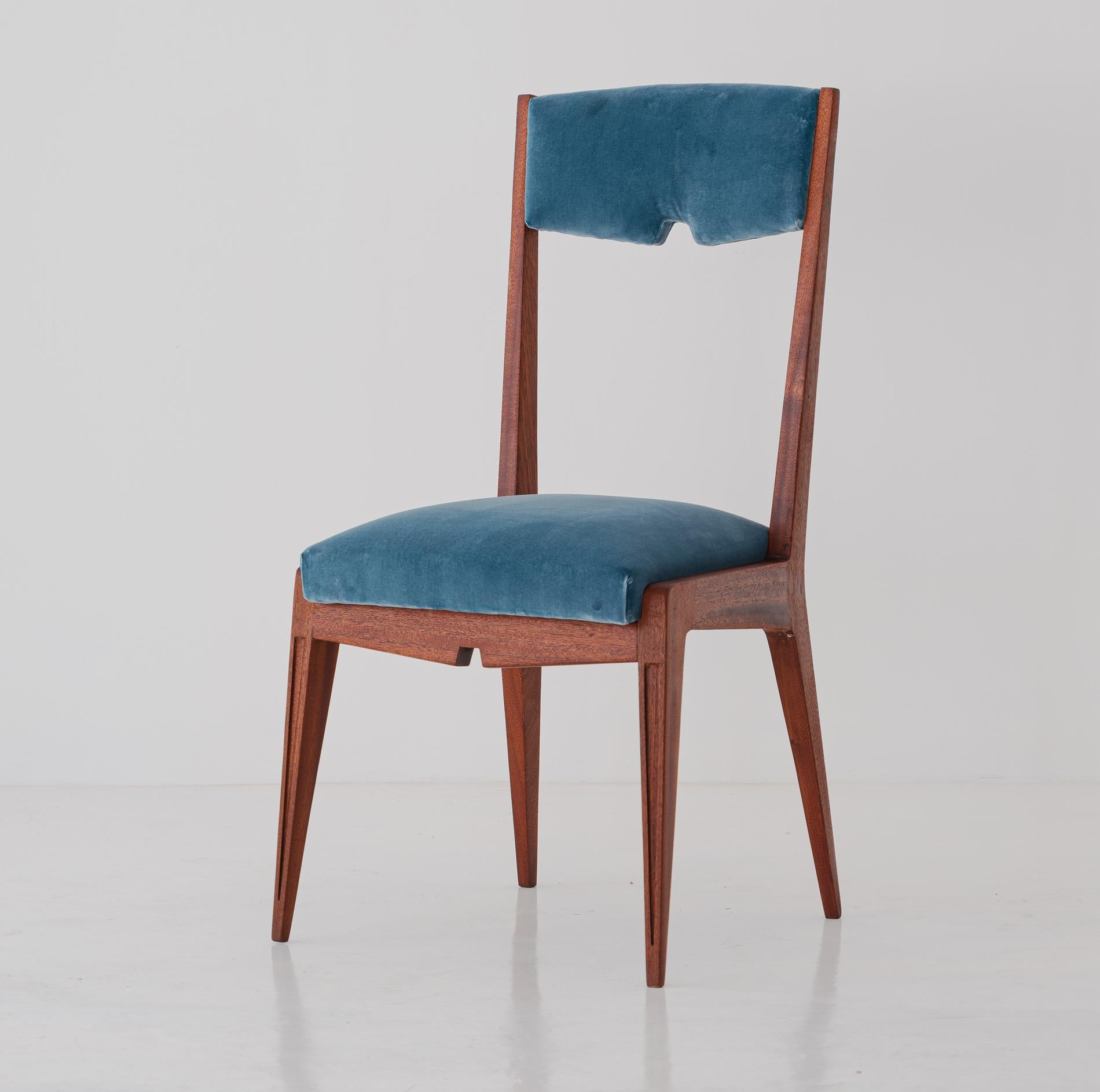 Set of four light blue velvet and mahogany dining chairs, manufactured in Italy during the 1950s


Completely restored:

The frame is made of solid and high quality mahogany wood, this is completely restored with a deep sanding, new gluing of all