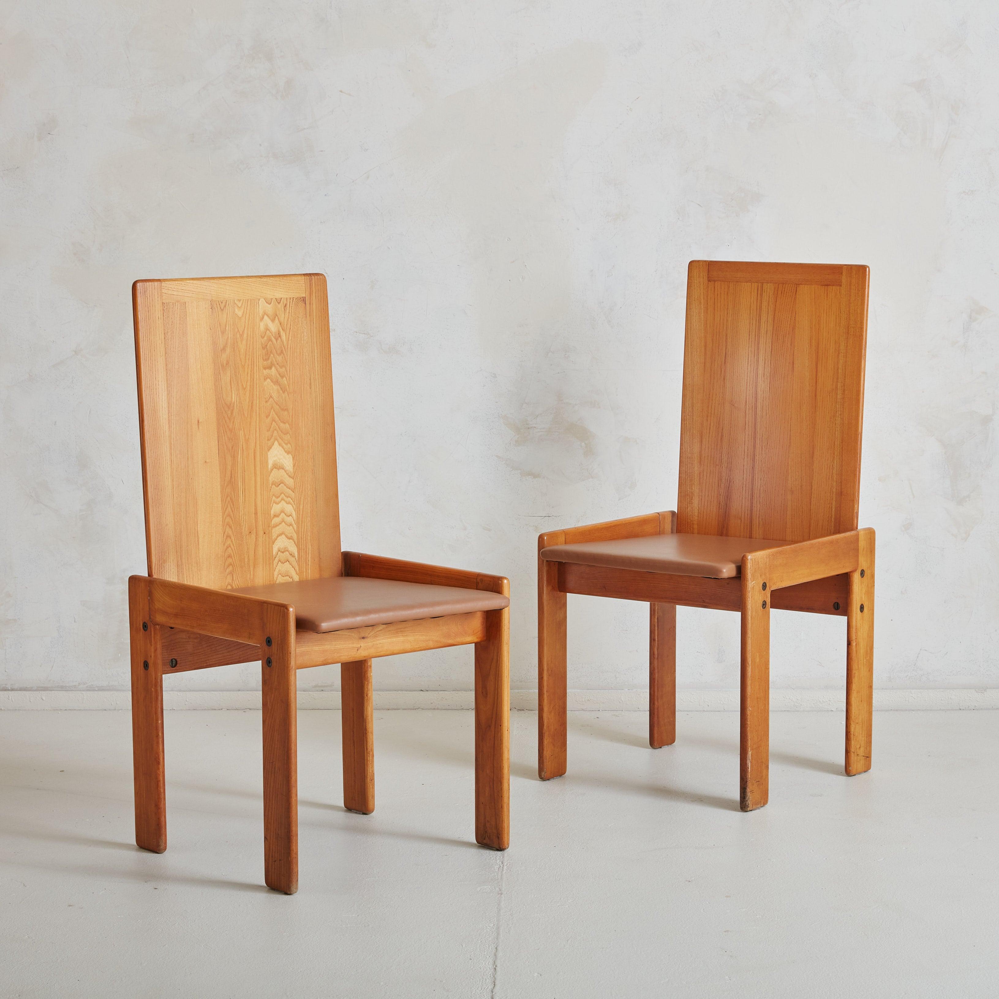 Rare ensemble de chaises de salle à manger italien des années 1970 par Romanutti, fabriqué en orme massif et recouvert d'un riche cuir fauve. Conçus avec une attention méticuleuse aux détails, les dossiers, composés de panneaux individuels, se