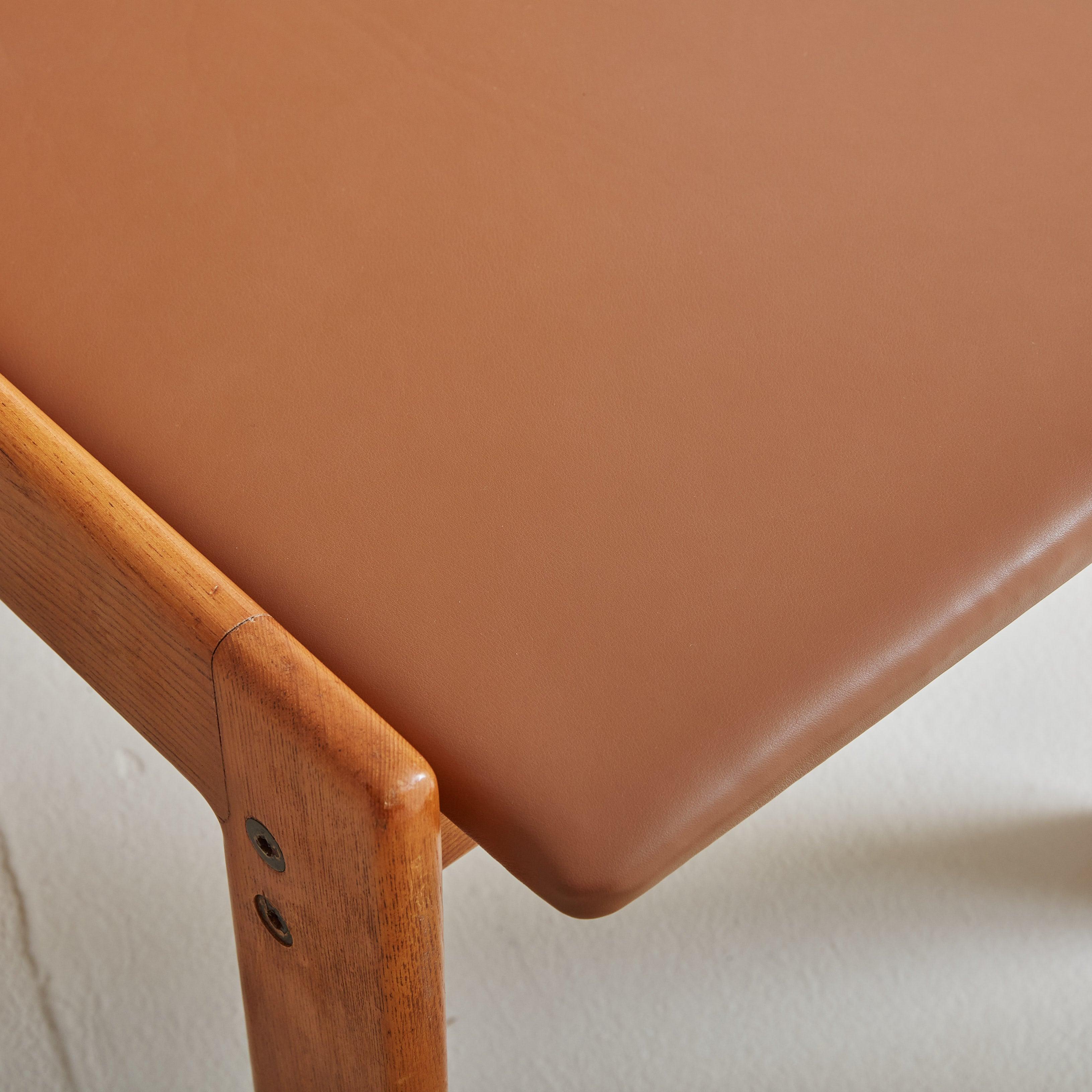 Ensemble de 4 chaises de salle à manger italiennes en orme et cuir par Romanutti, 1970 en vente 1
