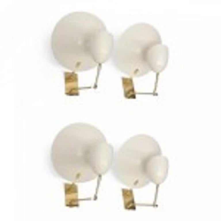 Mid-Century Modern Ensemble de 4 lampes murales italiennes en métal émaillé et laiton, attribuées à Stilnovo en vente