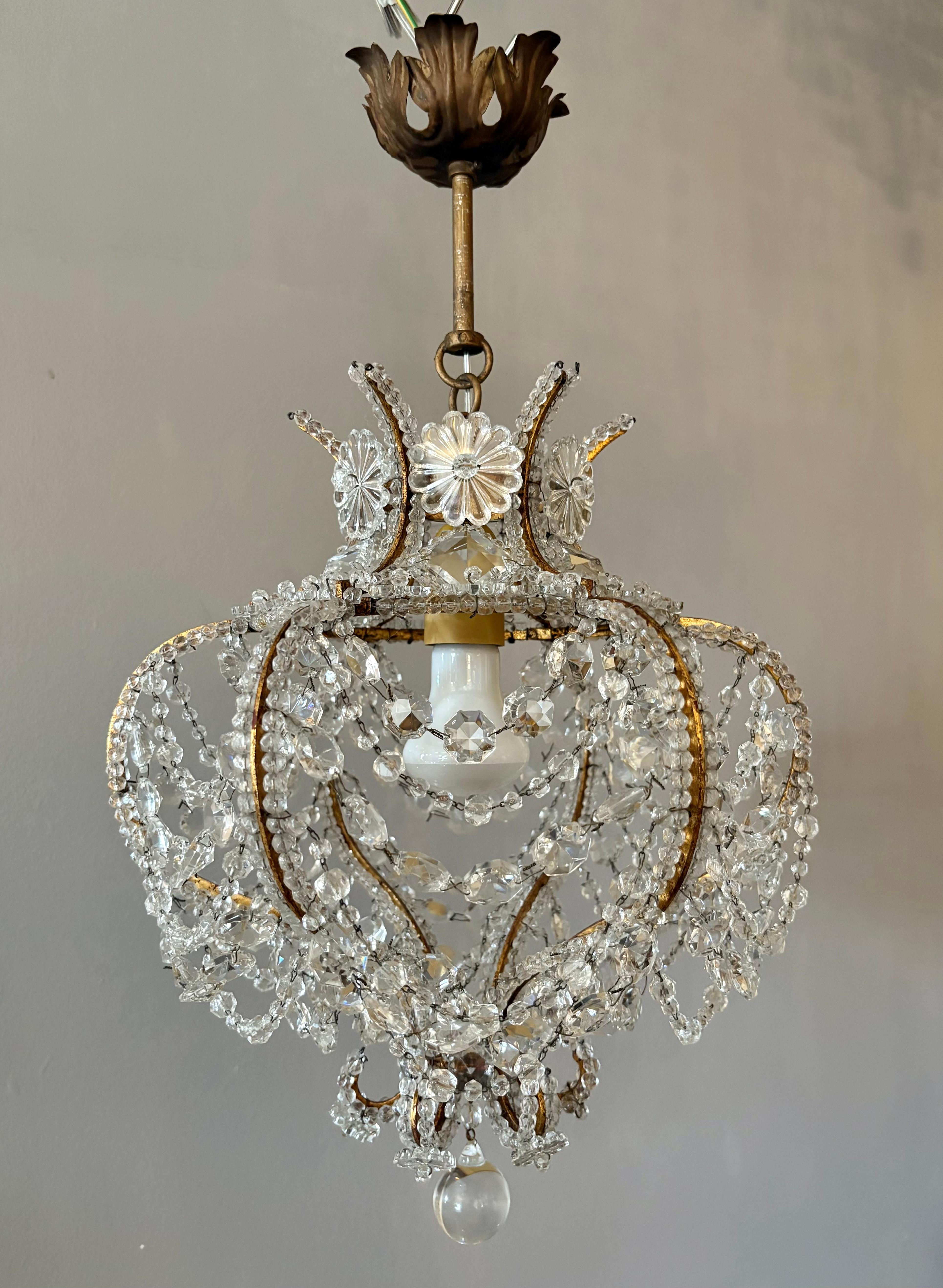 Elegante juego de 4 candelabros florentinos italianos de mediados de siglo, con marcos curvos de metal dorado en una característica forma de jaula de pájaro, ricamente adornados con cristales facetados y embellecidos con rosetas florales de cristal