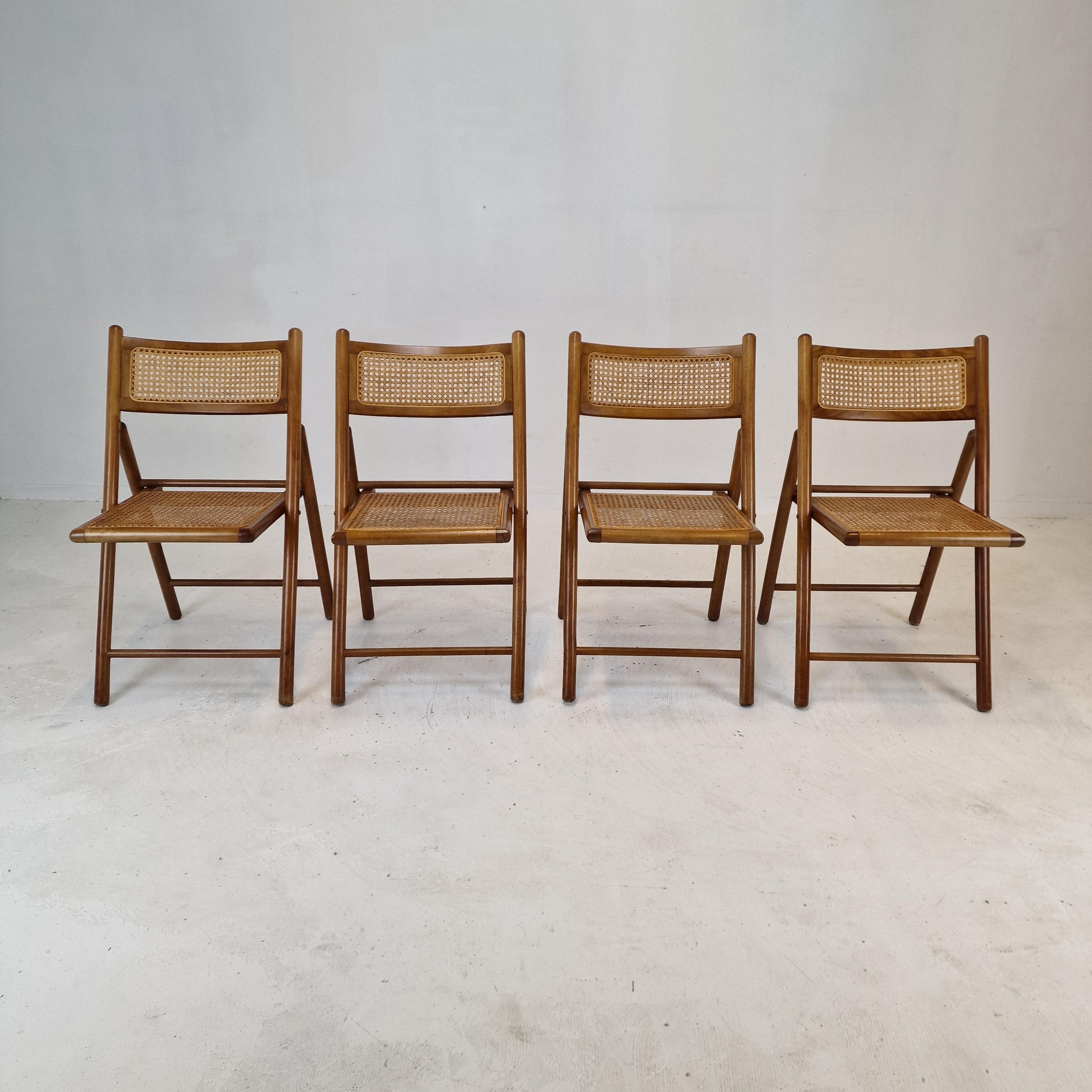 Sehr schöner Satz von 4 italienischen Klappstühlen, hergestellt in den 1980er Jahren.

Die Sitzflächen der Stühle sind aus Weidengeflecht gefertigt.
Die Struktur ist aus Massivholz gefertigt.

Die Stühle sind in gutem Vintage-Zustand.

Wir