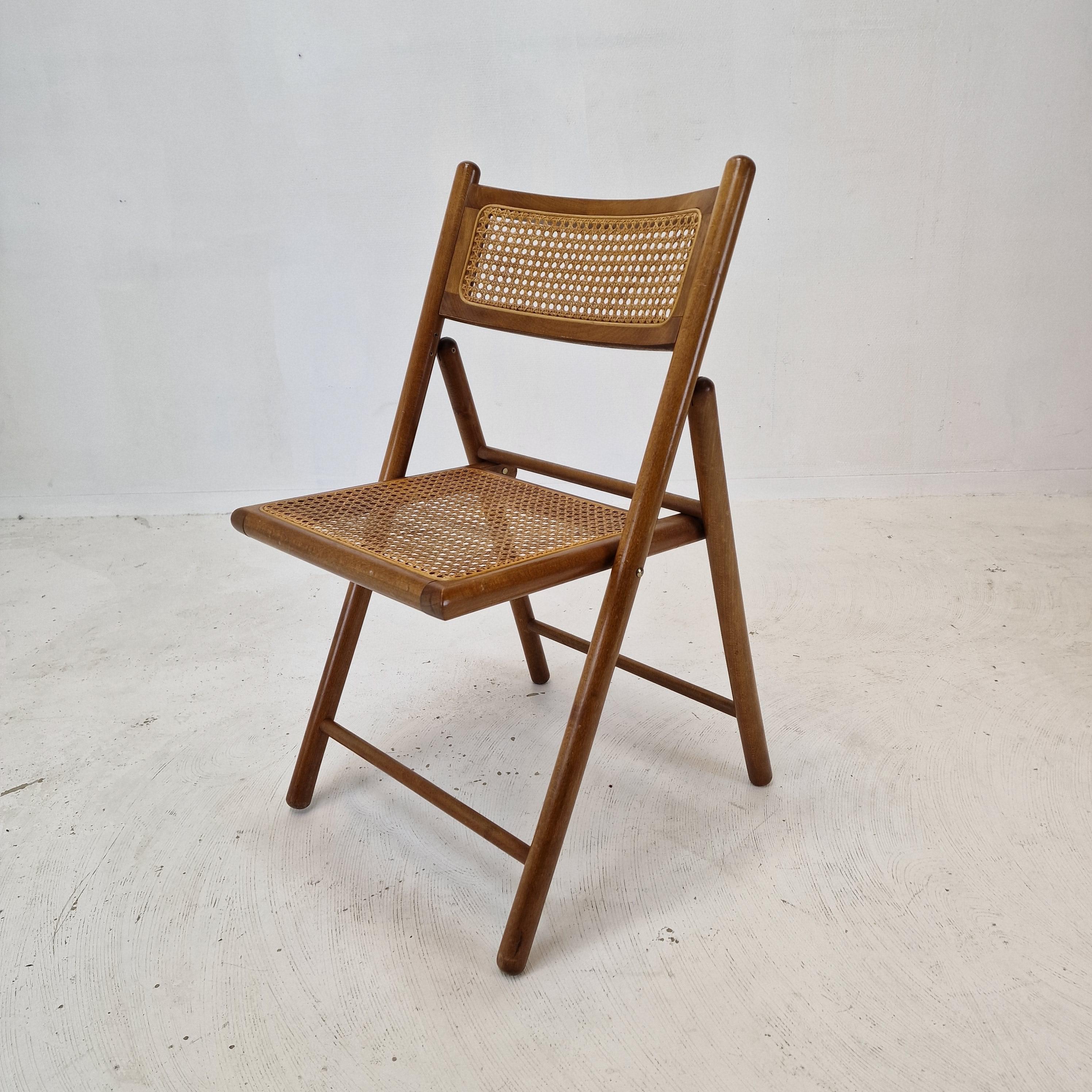 Satz von 4 italienischen klappbaren Stühlen mit Rattan, 1980er Jahre (Moderne der Mitte des Jahrhunderts) im Angebot