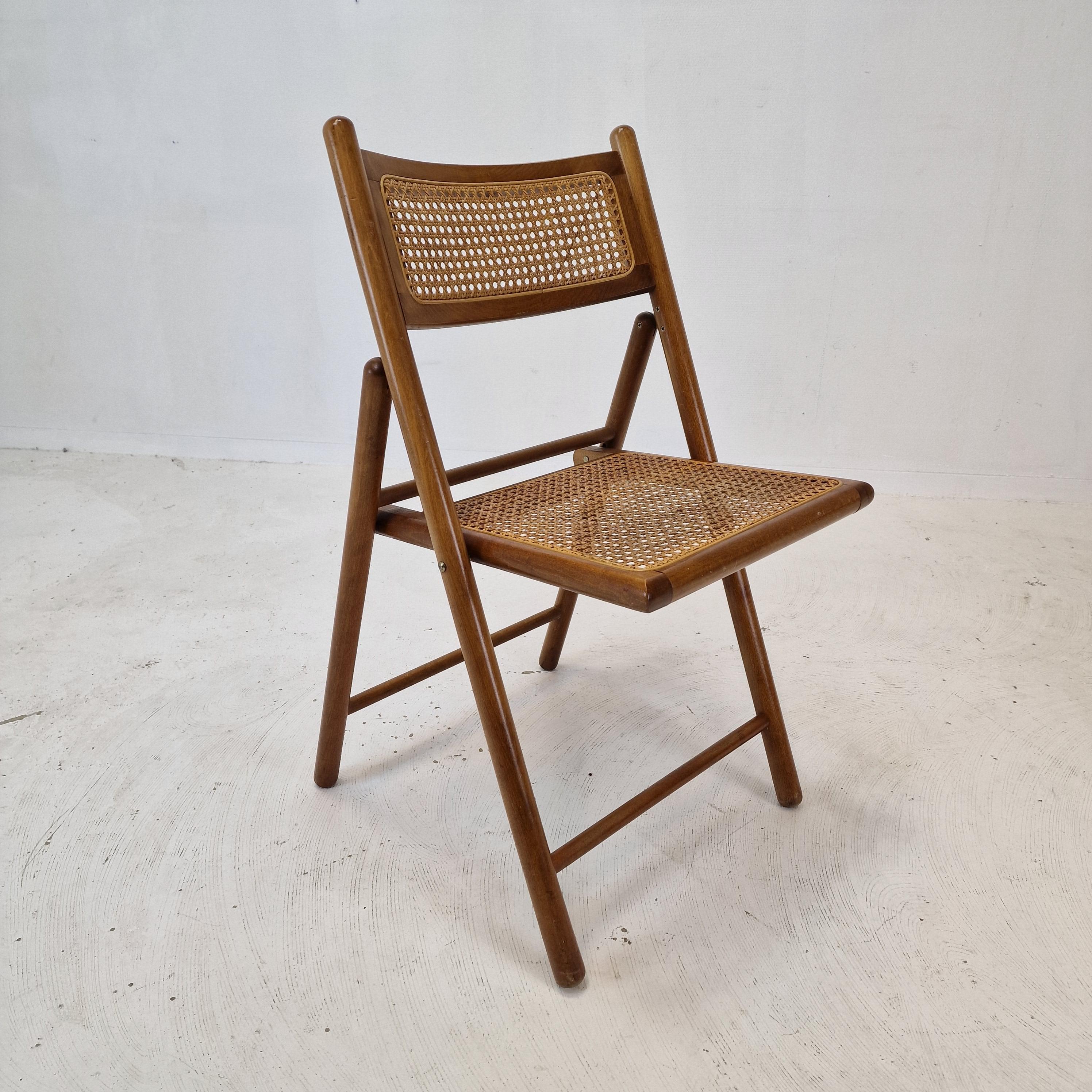 Satz von 4 italienischen klappbaren Stühlen mit Rattan, 1980er Jahre (Italienisch) im Angebot