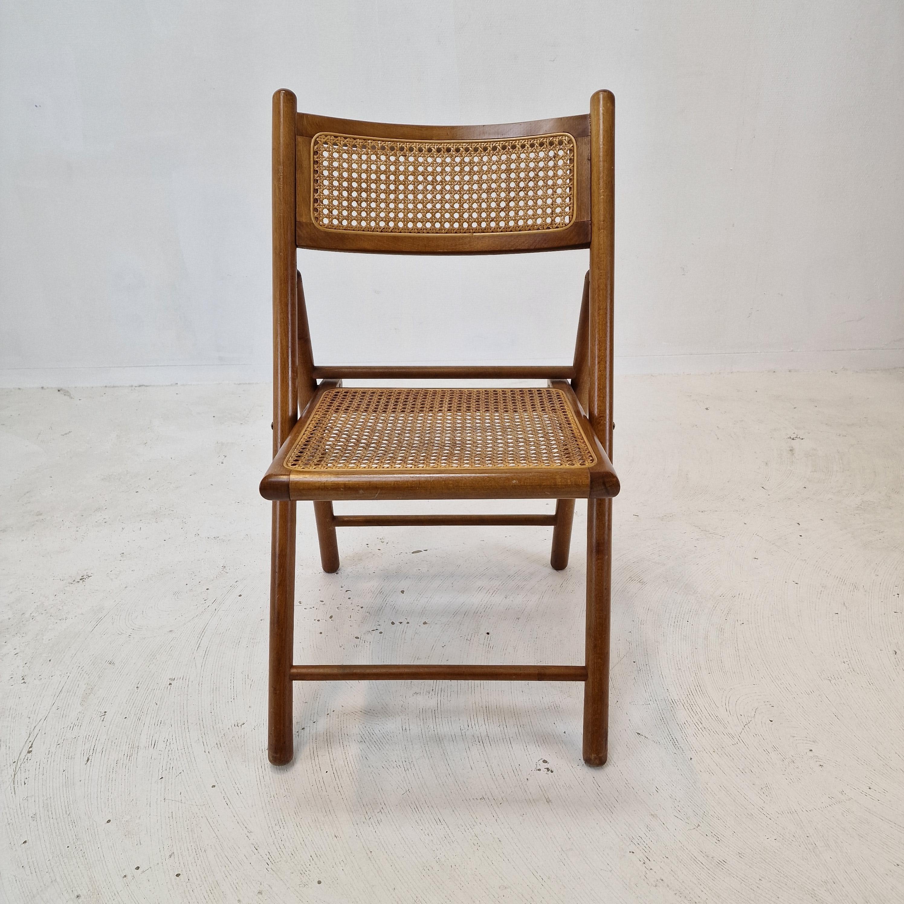 Satz von 4 italienischen klappbaren Stühlen mit Rattan, 1980er Jahre im Zustand „Gut“ im Angebot in Oud Beijerland, NL