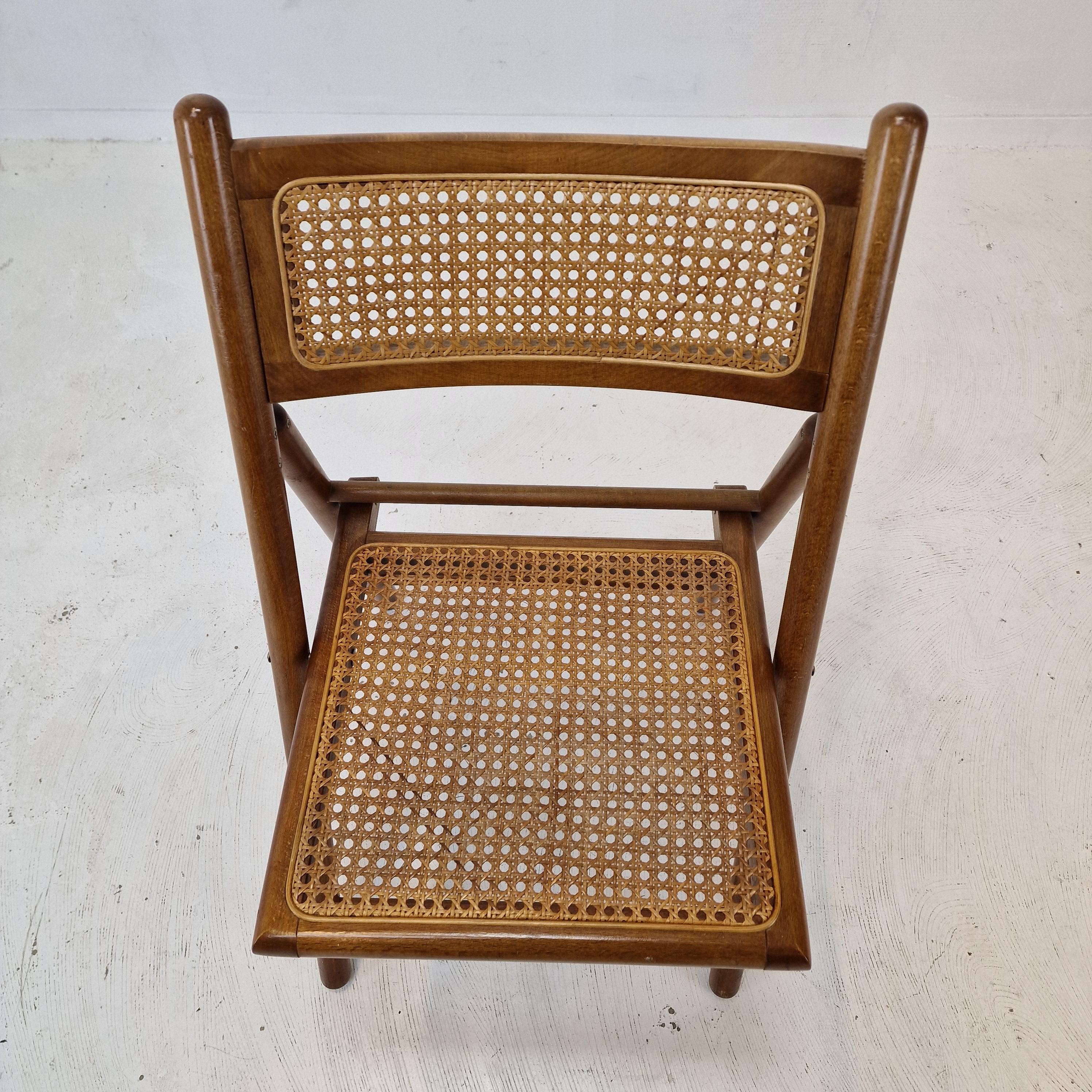 Satz von 4 italienischen klappbaren Stühlen mit Rattan, 1980er Jahre (Ende des 20. Jahrhunderts) im Angebot