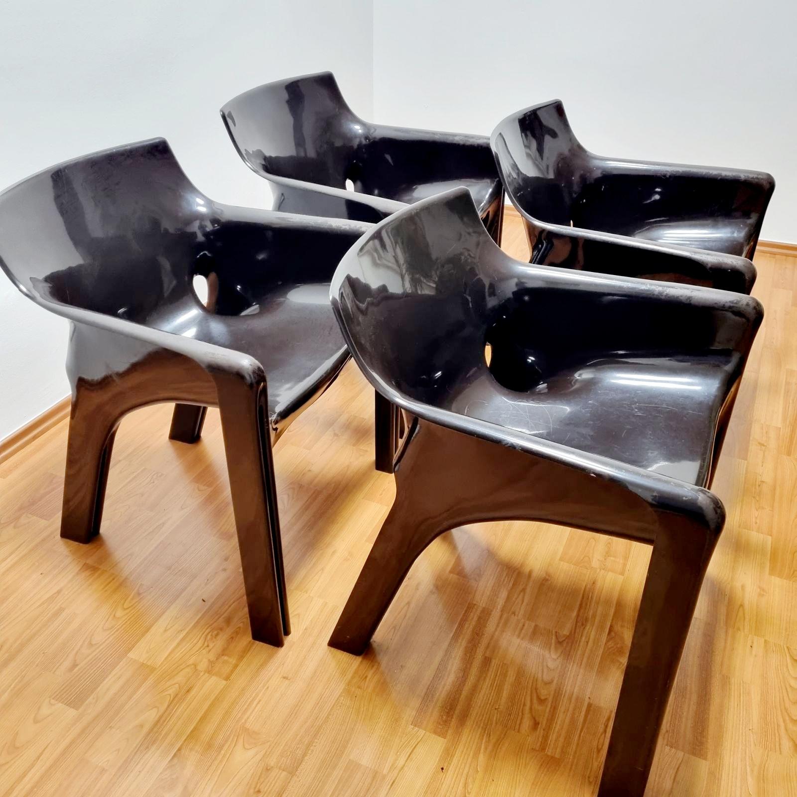 Mid-Century Modern Ensemble de 4 chaises Gaudi italiennes de Vico Magistretti pour Artemide, Italie, années 70 en vente