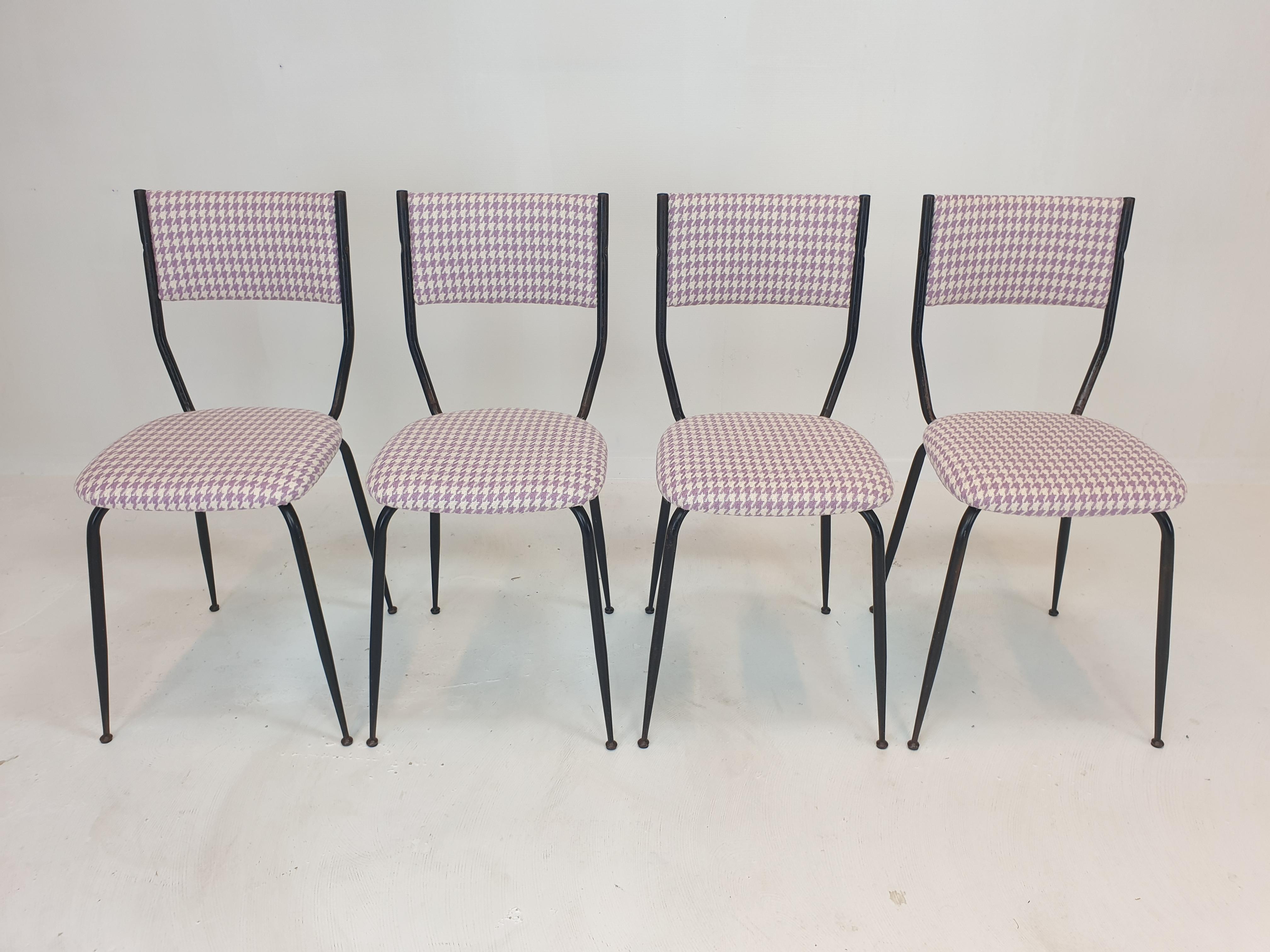 Bel ensemble de 4 fauteuils italiens, années 1960.
Fabriqué en acier laqué noir.

Les chaises sont restaurées avec un nouveau tissu et une nouvelle mousse, elles sont en parfait état.
Ils sont retapissés avec un tissu C & C Milano très exclusif et
