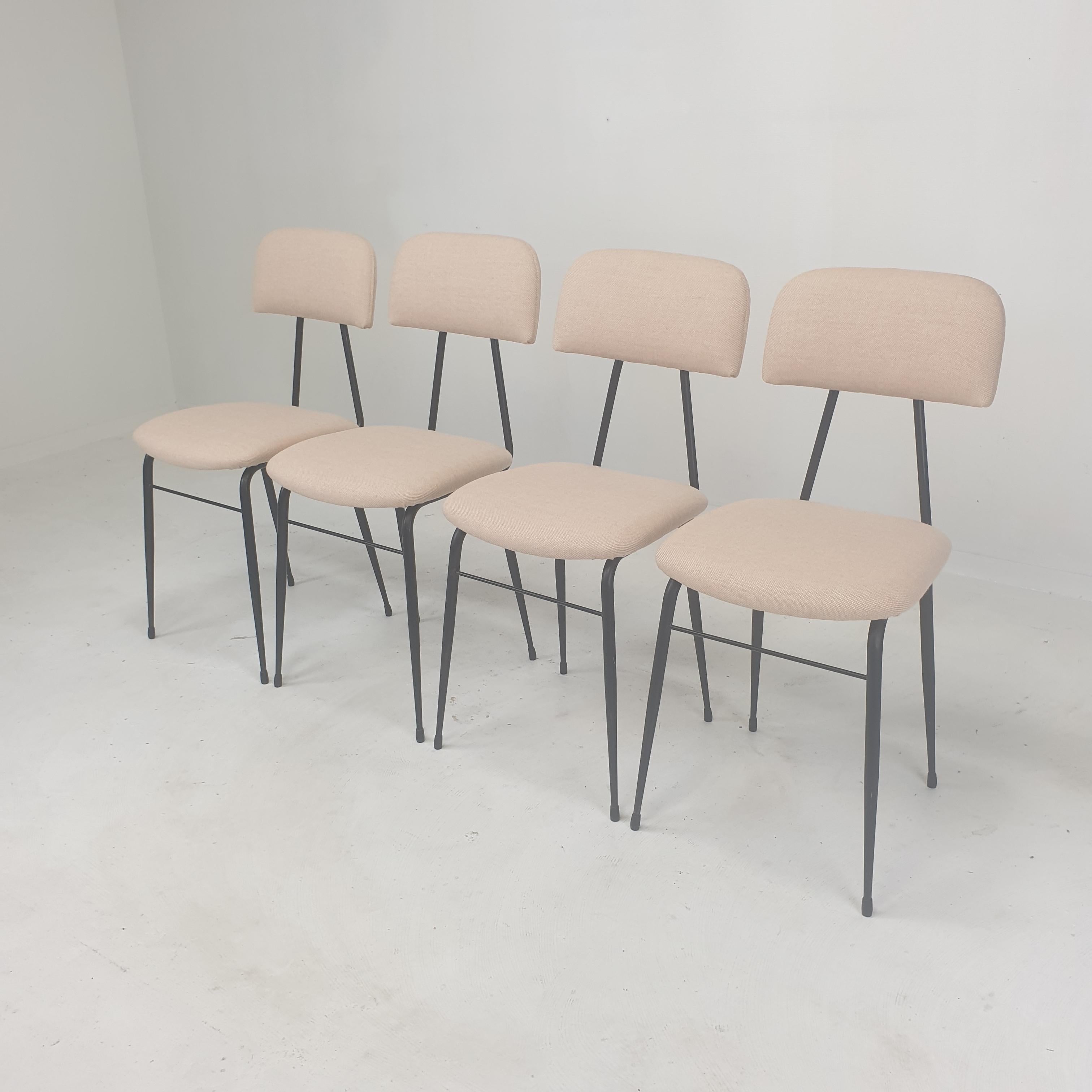 Très bel ensemble de 4 fauteuils italiens, années 1960.
Fabriqué en acier laqué noir.

Les chaises sont restaurées avec un nouveau tissu et une nouvelle mousse, elles sont en parfait état.
Ils sont retapissés avec un joli tissu en laine.
Les