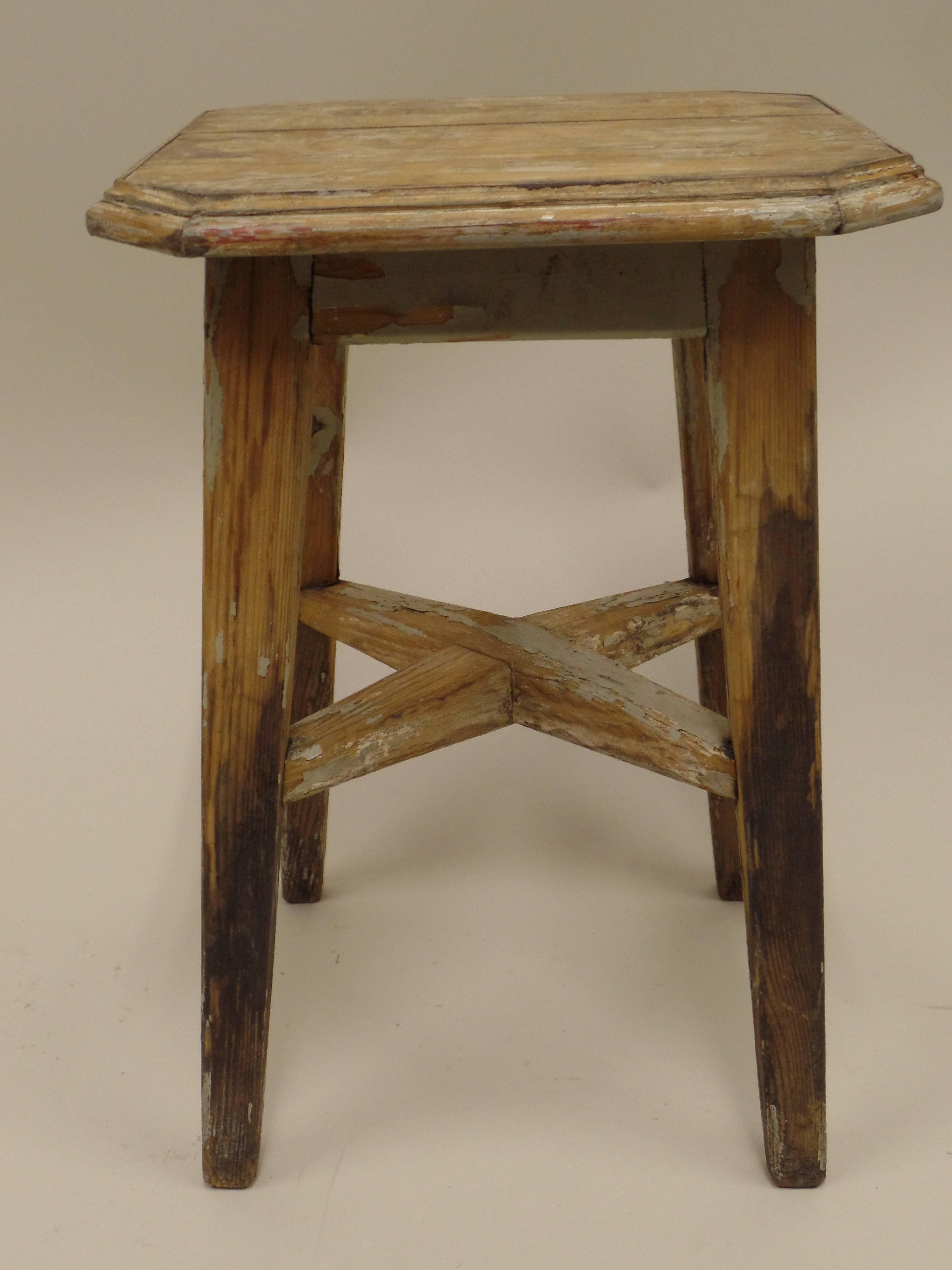 Ensemble de 4 tabourets, bancs ou chaises de salle à manger en bois de style néoclassique italien du milieu du siècle, dans le style de Jean-Michel Frank, vers 1940.  Ces pièces sobres, modernes et élégantes de style Directoire peuvent très bien