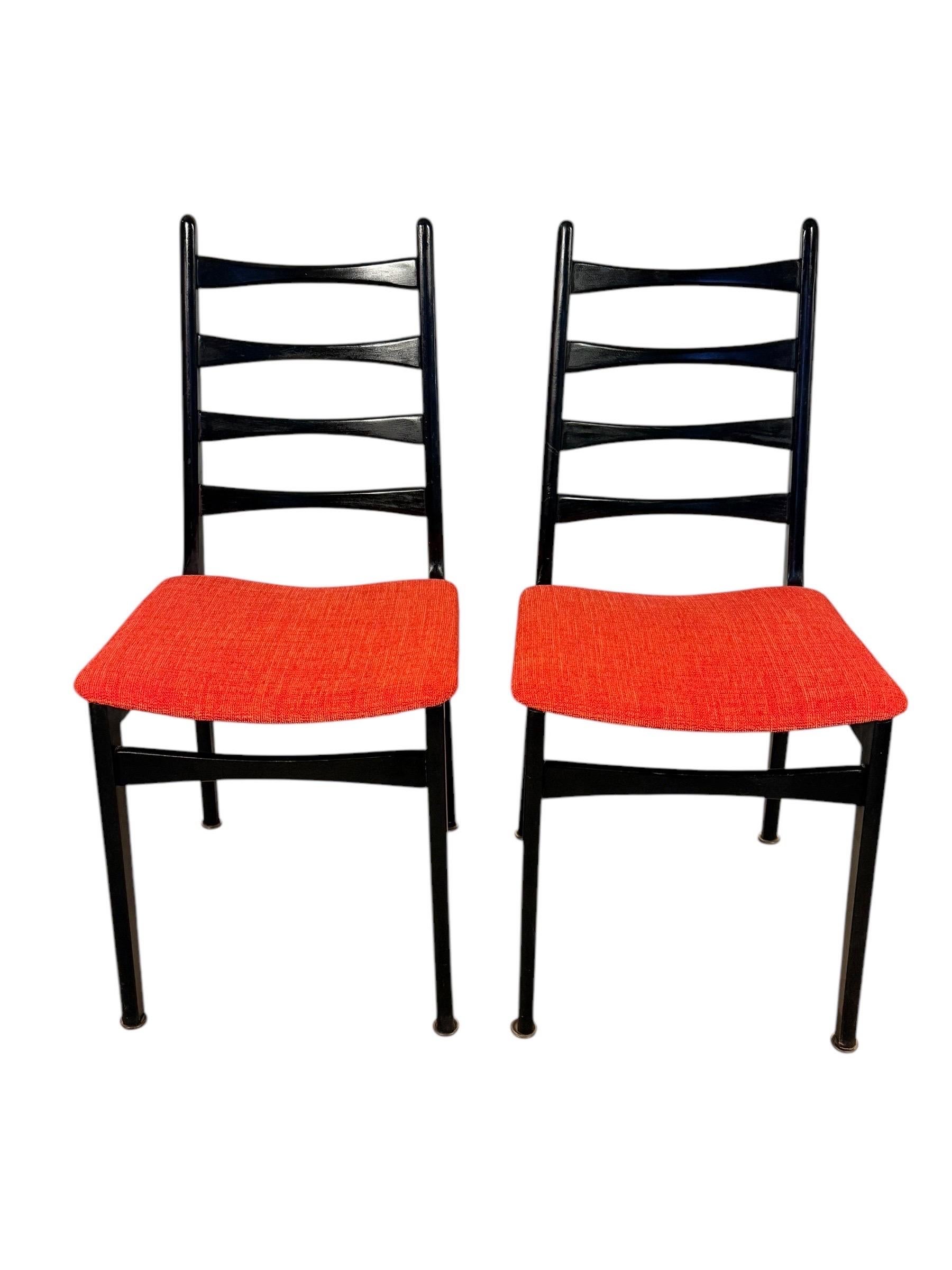 Italiano Set di 4 sedie da pranzo italiane con schienale a scaletta del Mid-Century Modern in vendita