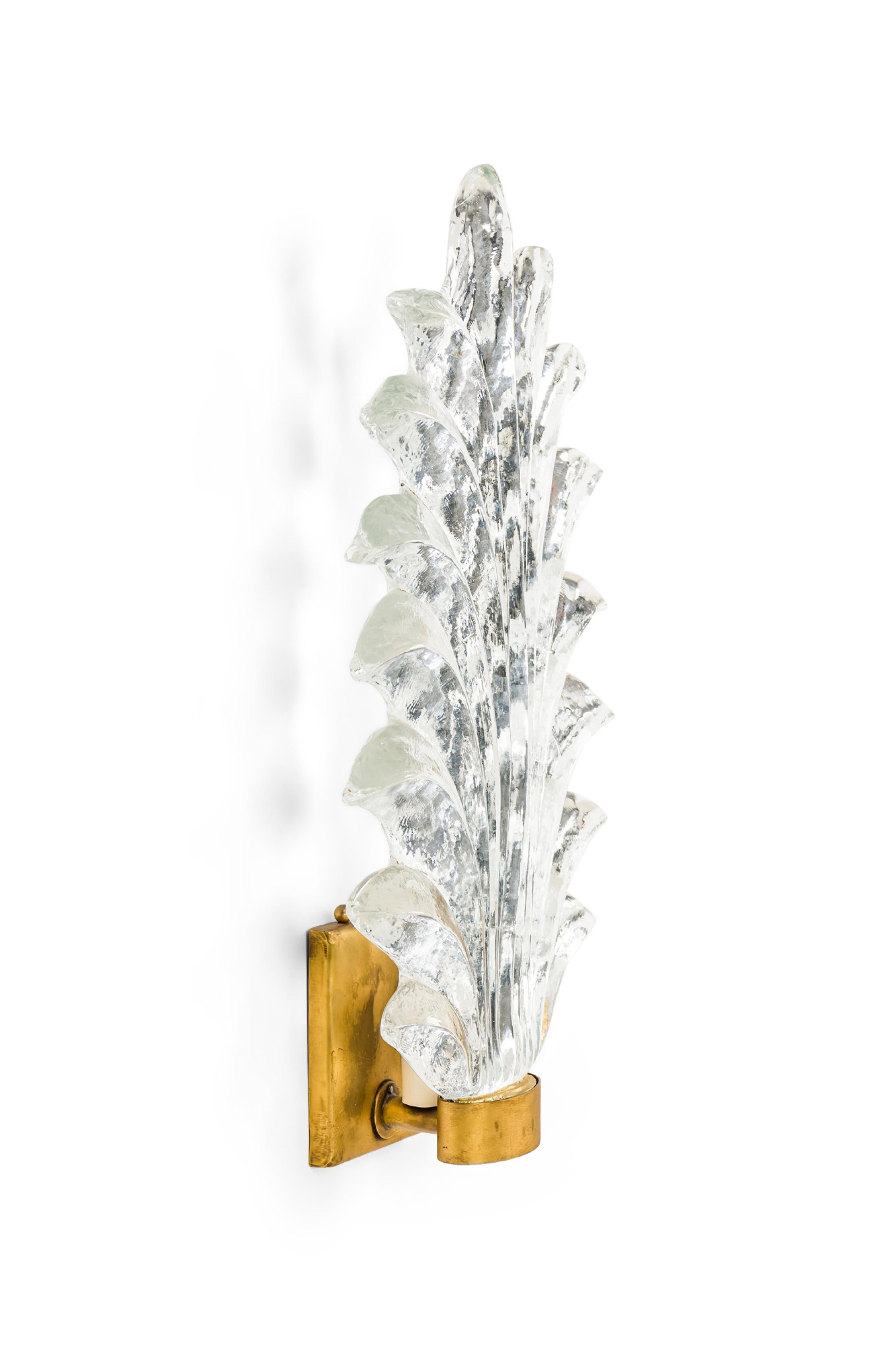 2 PAIRES d'appliques murales en verre transparent du milieu du siècle dernier avec un motif de feuille de palmier soutenu par un support et une plaque arrière en laiton (PRIX PAR PAIRE)