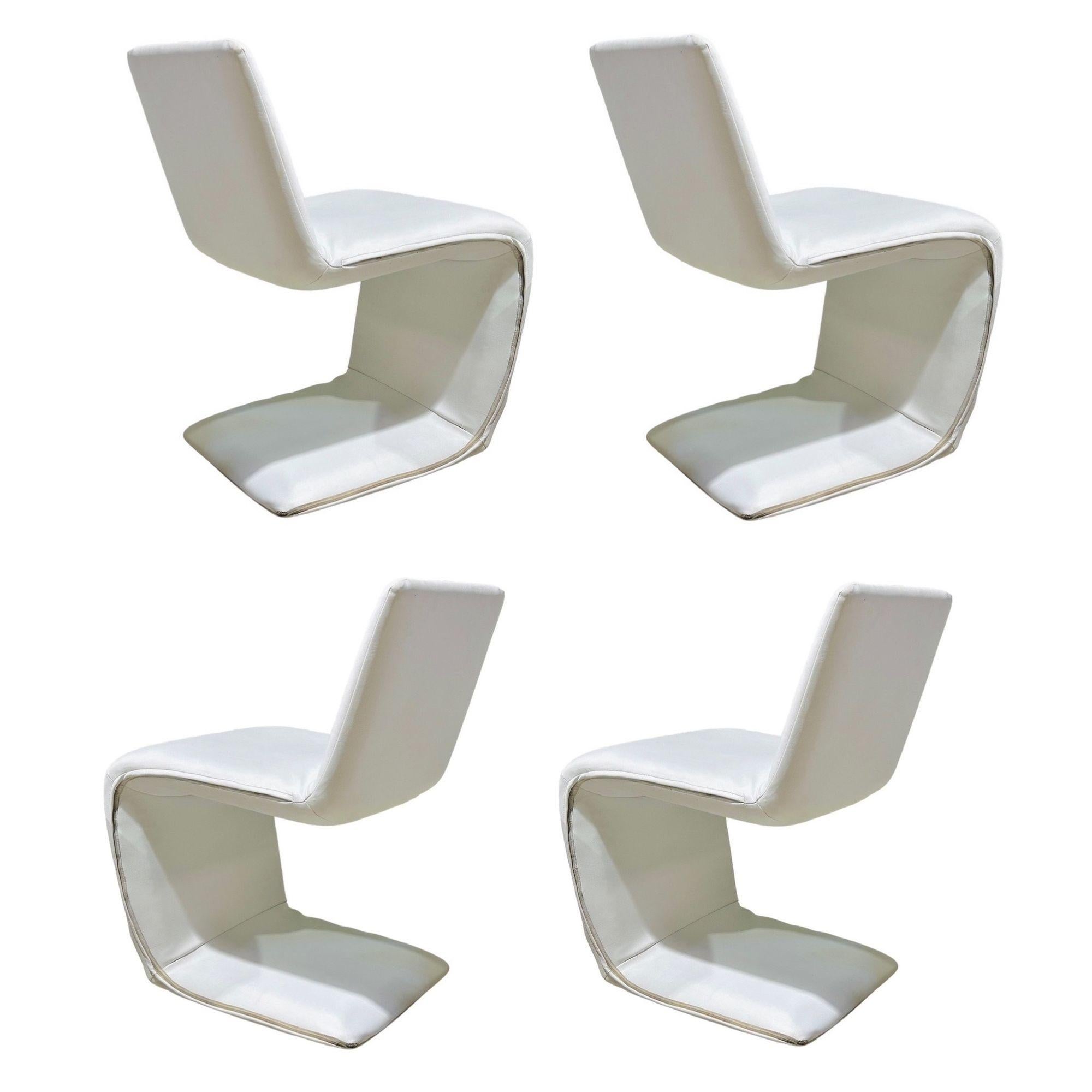Set di 4 sedie da pranzo italiane del Mid Century Z, nello stile di Verner Panton. Tutto originale, usura coerente con l'età e l'uso.
Misura 25