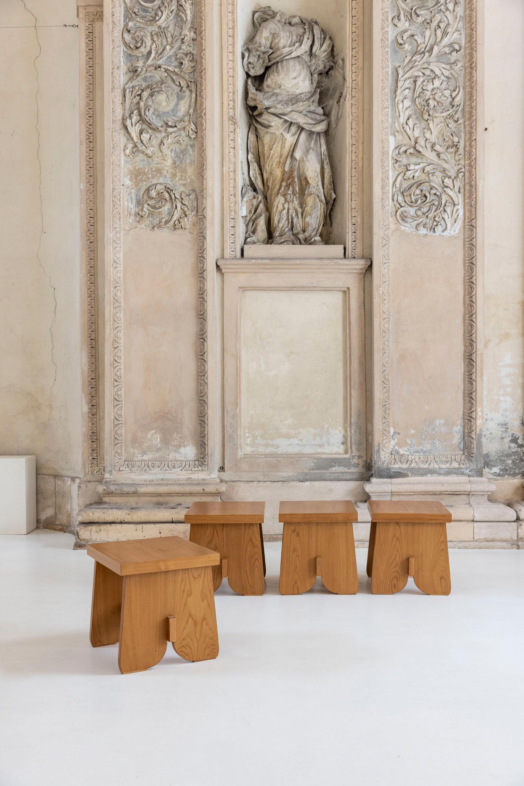 Set di 4 sgabelli moderni di metà secolo, Italia, anni '70
Elegante e versatile set di quattro sgabelli italiani degli anni '70, caratterizzati da un raffinato design moderno di metà secolo.
Ogni sgabello è caratterizzato da linee pulite ed