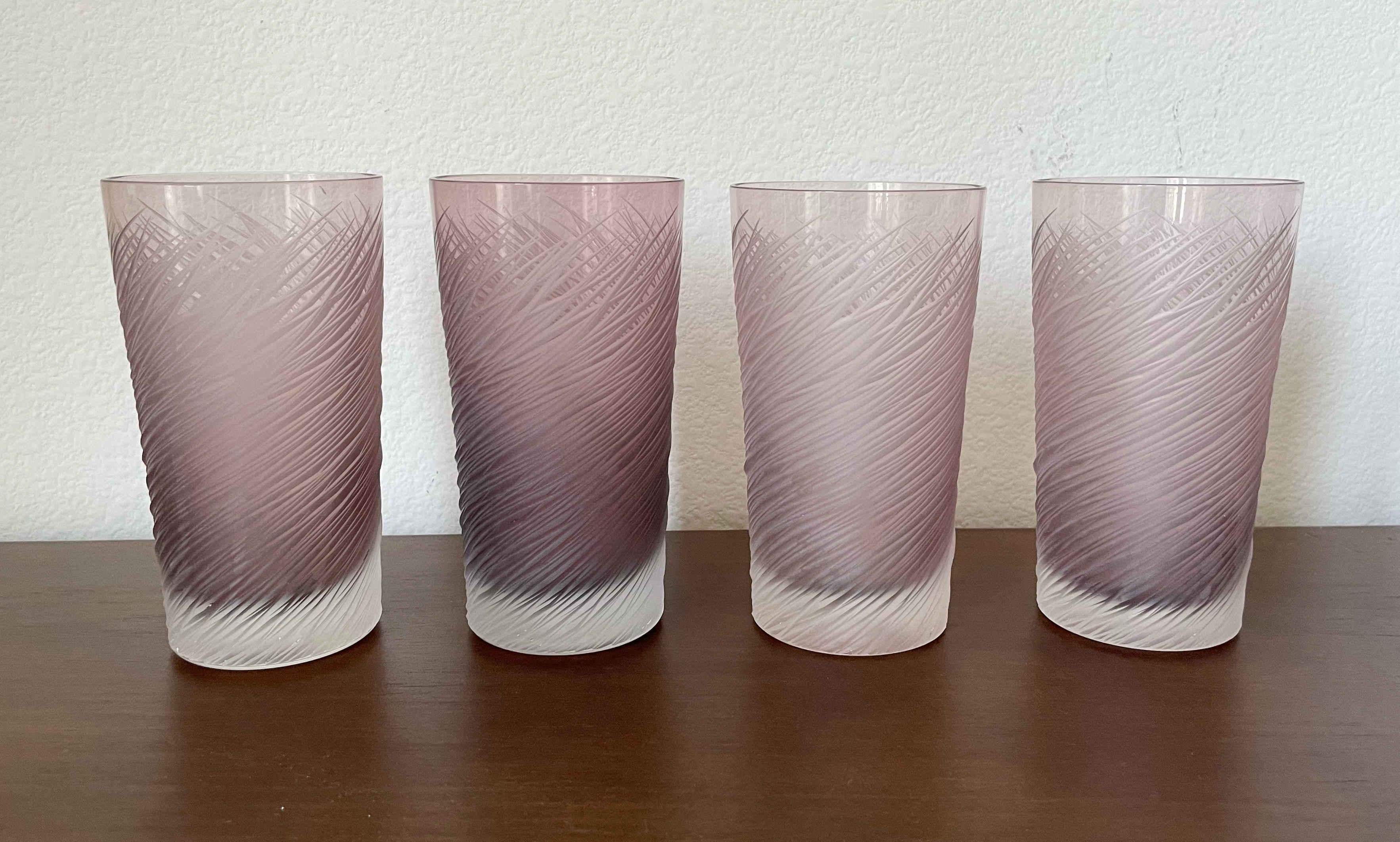 Ensemble de 4 verres de Murano améthyste gravés à la main par Salviati / Fabriqué en Italie dans les années 2000.
Marque originale 