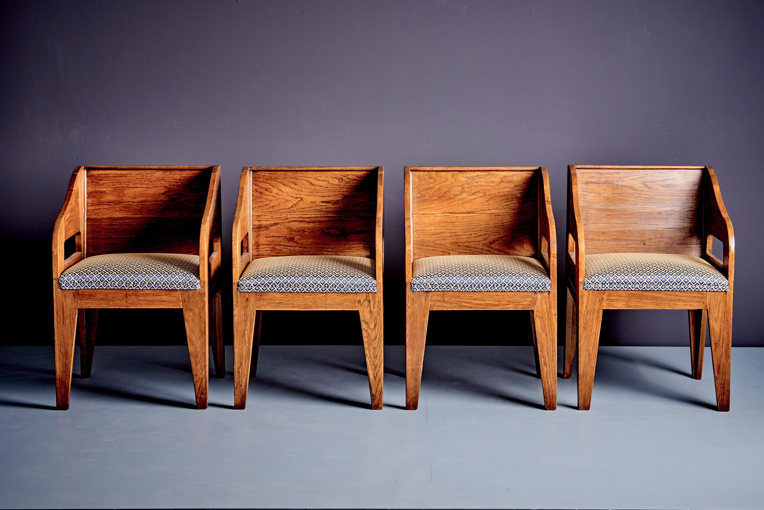 Elégants fauteuils italiens du milieu du siècle, en chêne massif, aux lignes géométriques et au dossier ouvert, recouverts d'un tissu à motifs bleus. Parfait pour la salle à manger, le bureau, ou comme siège d'appoint - rare de trouver un ensemble
