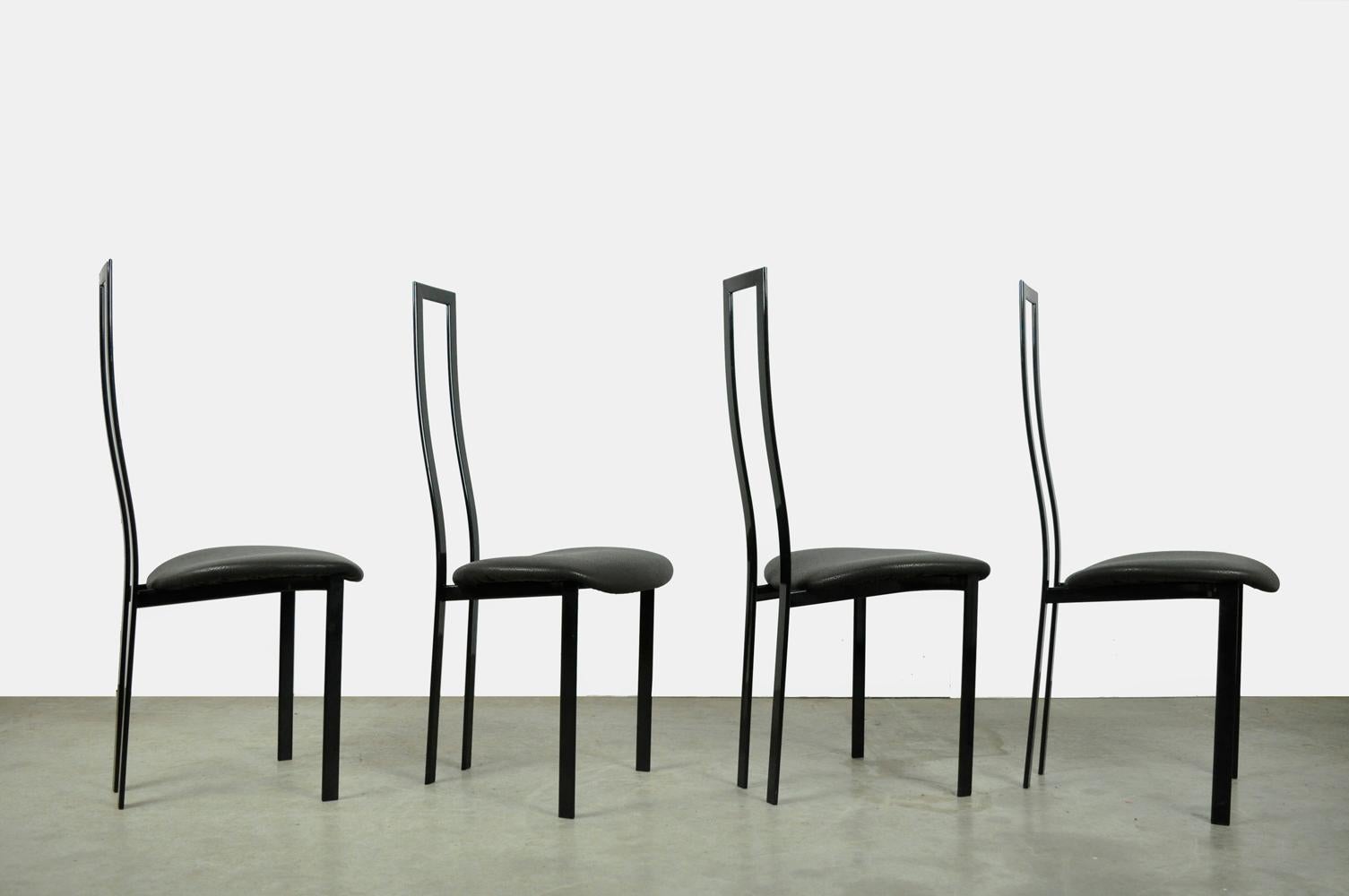 Postmoderne Ensemble de 4 chaises de salle à manger postmodernes italiennes par Maurizio Cattelan, années 1980 en vente
