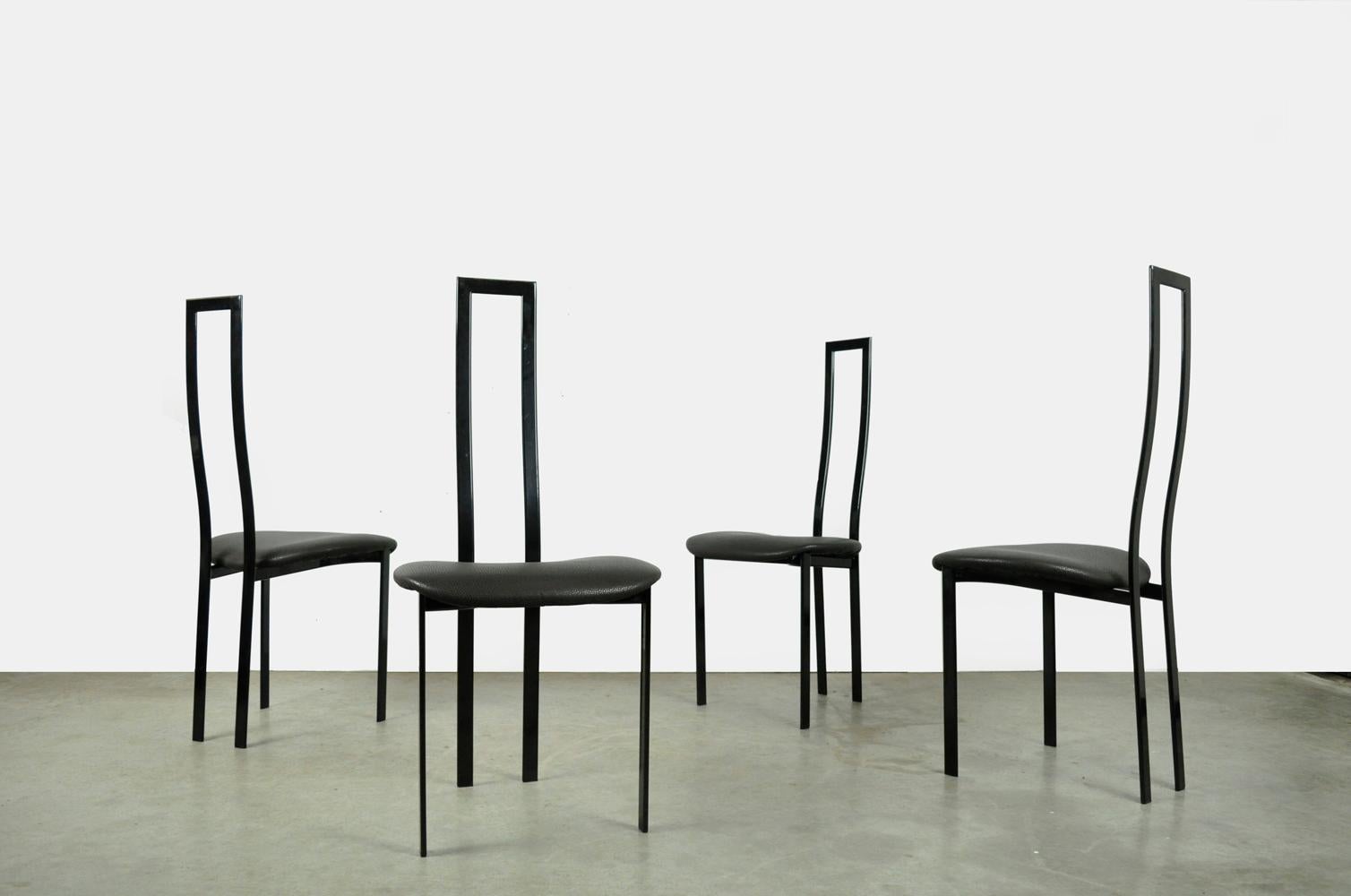 Poudré Ensemble de 4 chaises de salle à manger postmodernes italiennes par Maurizio Cattelan, années 1980 en vente