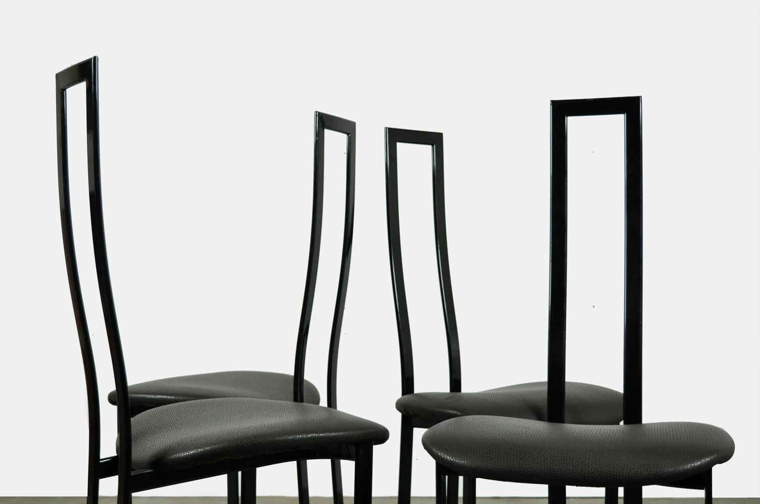 Fin du 20e siècle Ensemble de 4 chaises de salle à manger postmodernes italiennes par Maurizio Cattelan, années 1980 en vente