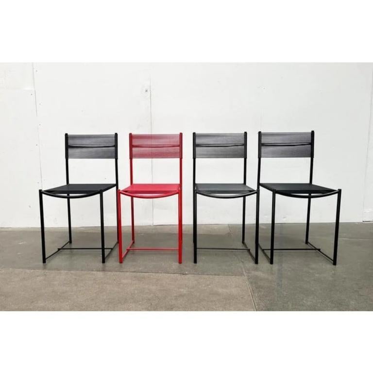 Quatre chaises Spaghetti postmodernes du fabricant italien alias d'après un projet de Giandomenico Belotti datant de la fin des années 1970.

Un classique intemporel du design italien. Le cadre filigrane de la chaise est en acier et peint.