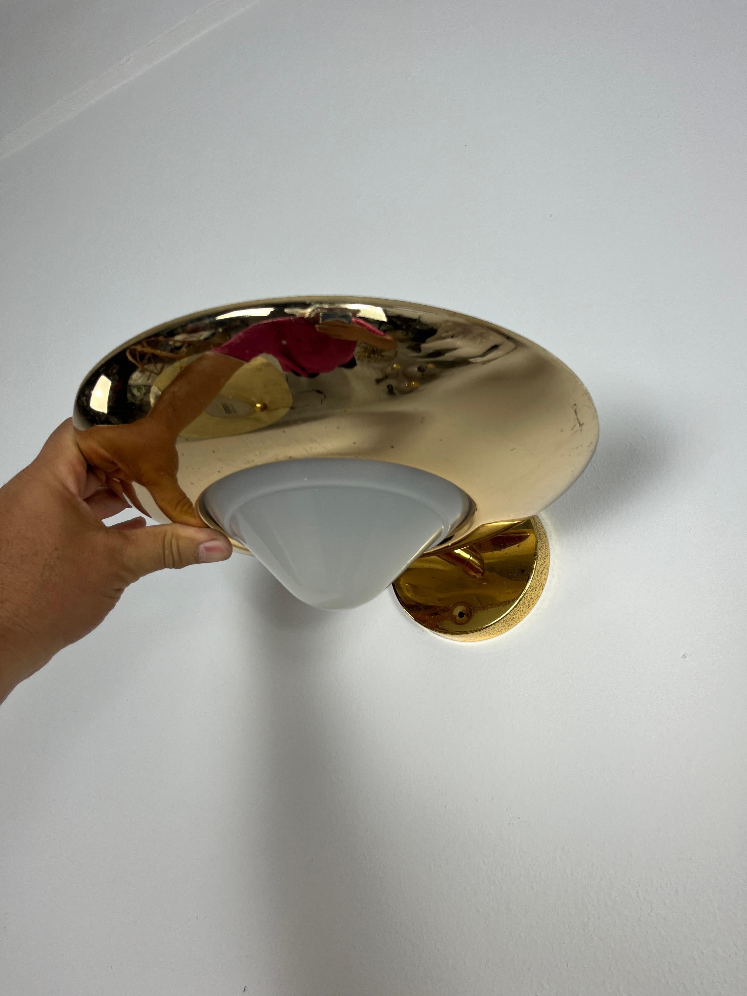Ensemble de 4 lampes murales halogènes de style Régence italienne, 1970
Métal doré et verre.
Intact et en bon état. 
Petits signes de vieillissement sur la structure.