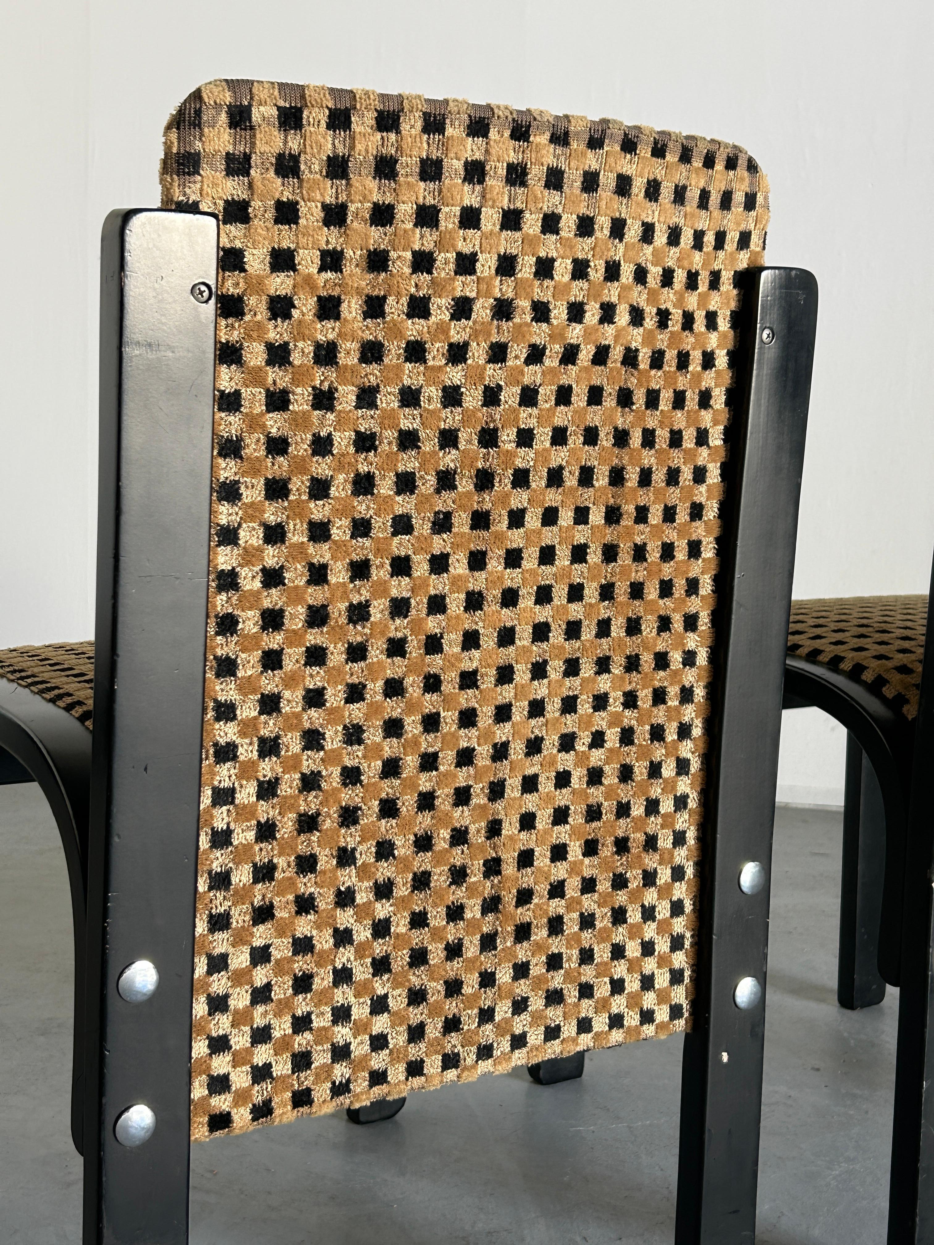 Ensemble de 4 chaises de salle à manger italiennes sculpturales en bois cintré laqué, motif géométrique en vente 8
