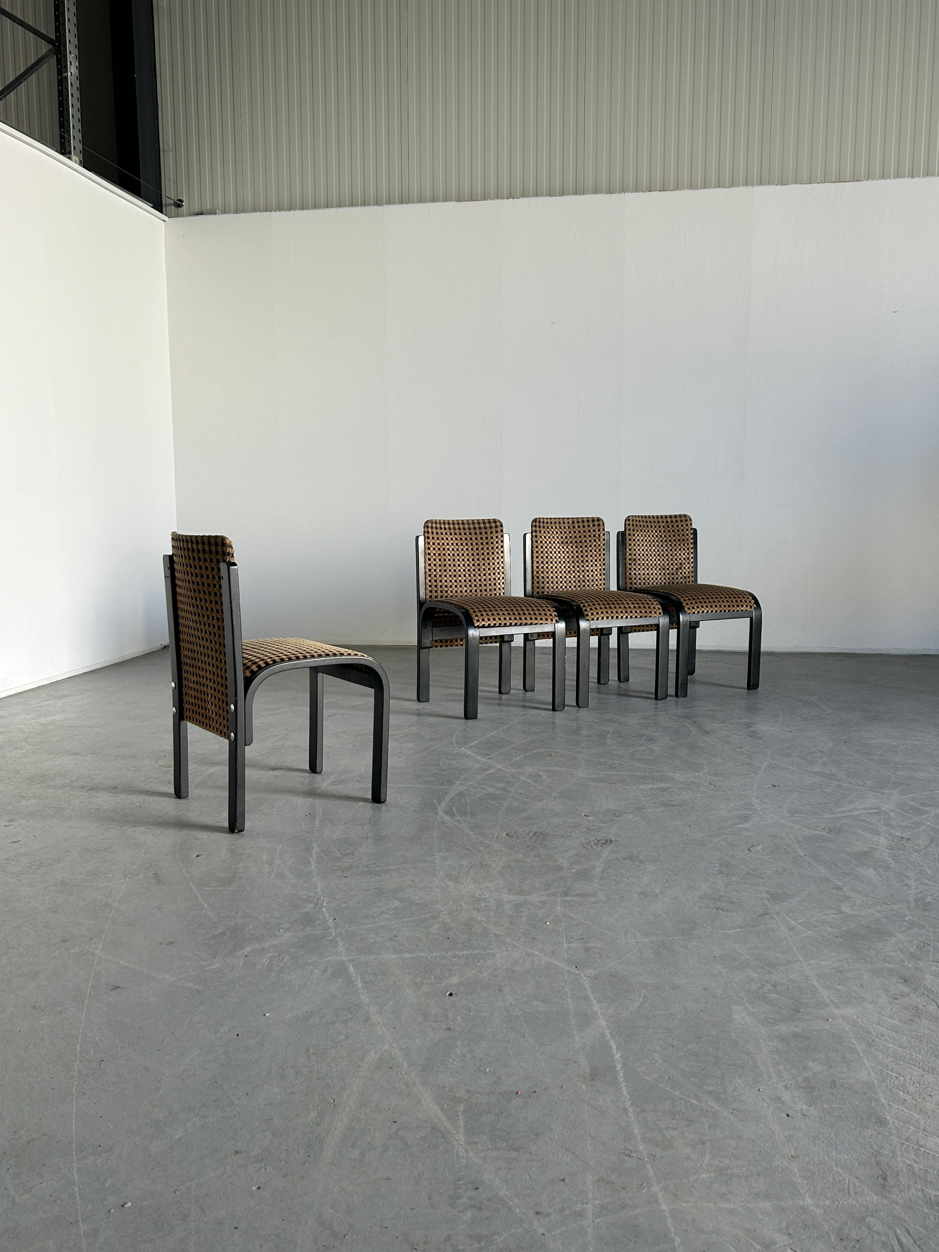Ein Satz von vier atemberaubenden italienischen postmodernen skulpturalen Stühlen aus schwarz lackiertem Bugholz mit verchromten Beschlägen und original geometrisch gemustertem Samt.
Unbekannte italienische Produktion, Ende der 1970er oder Anfang