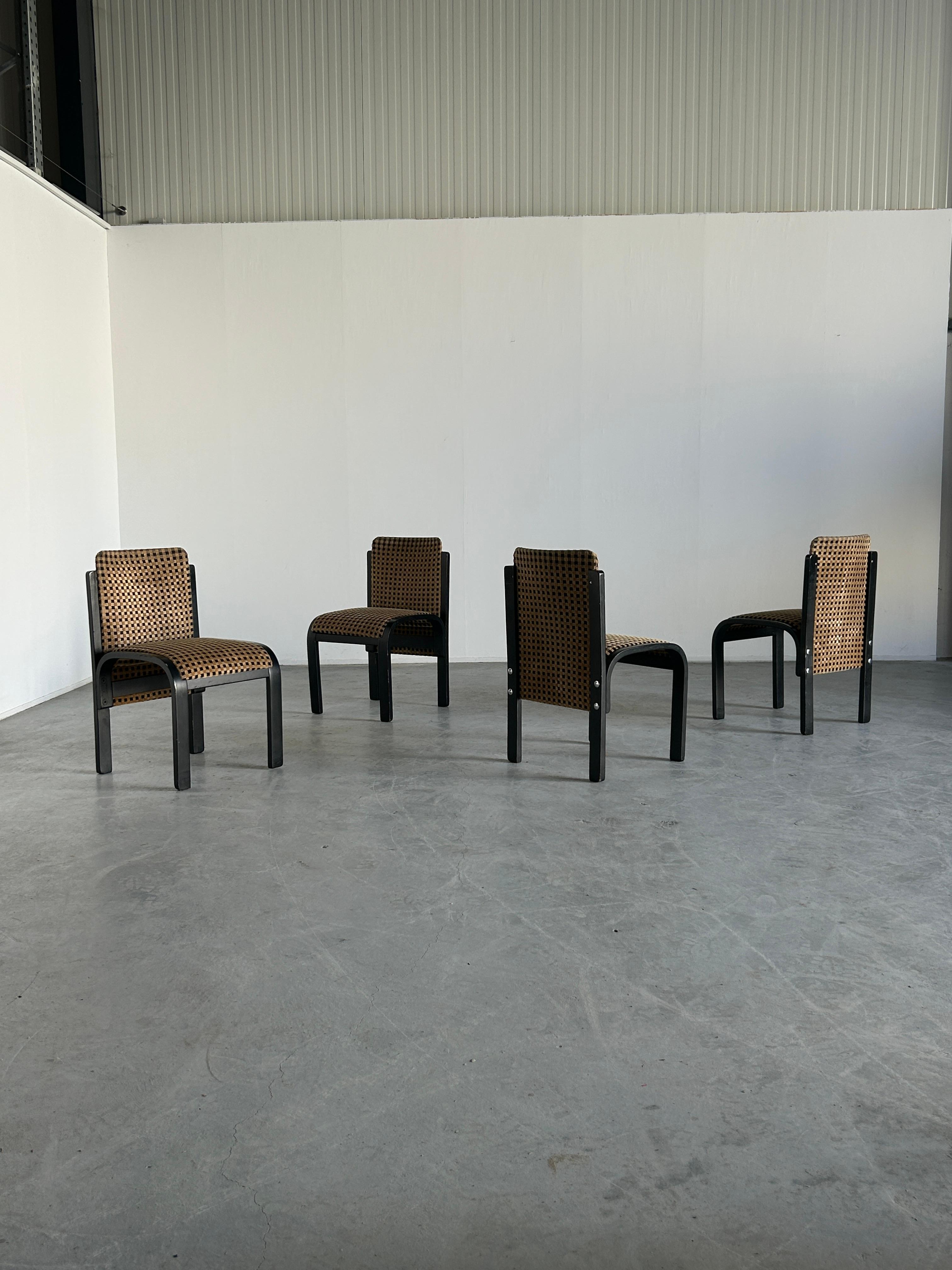 Mid-Century Modern Ensemble de 4 chaises de salle à manger italiennes sculpturales en bois cintré laqué, motif géométrique en vente